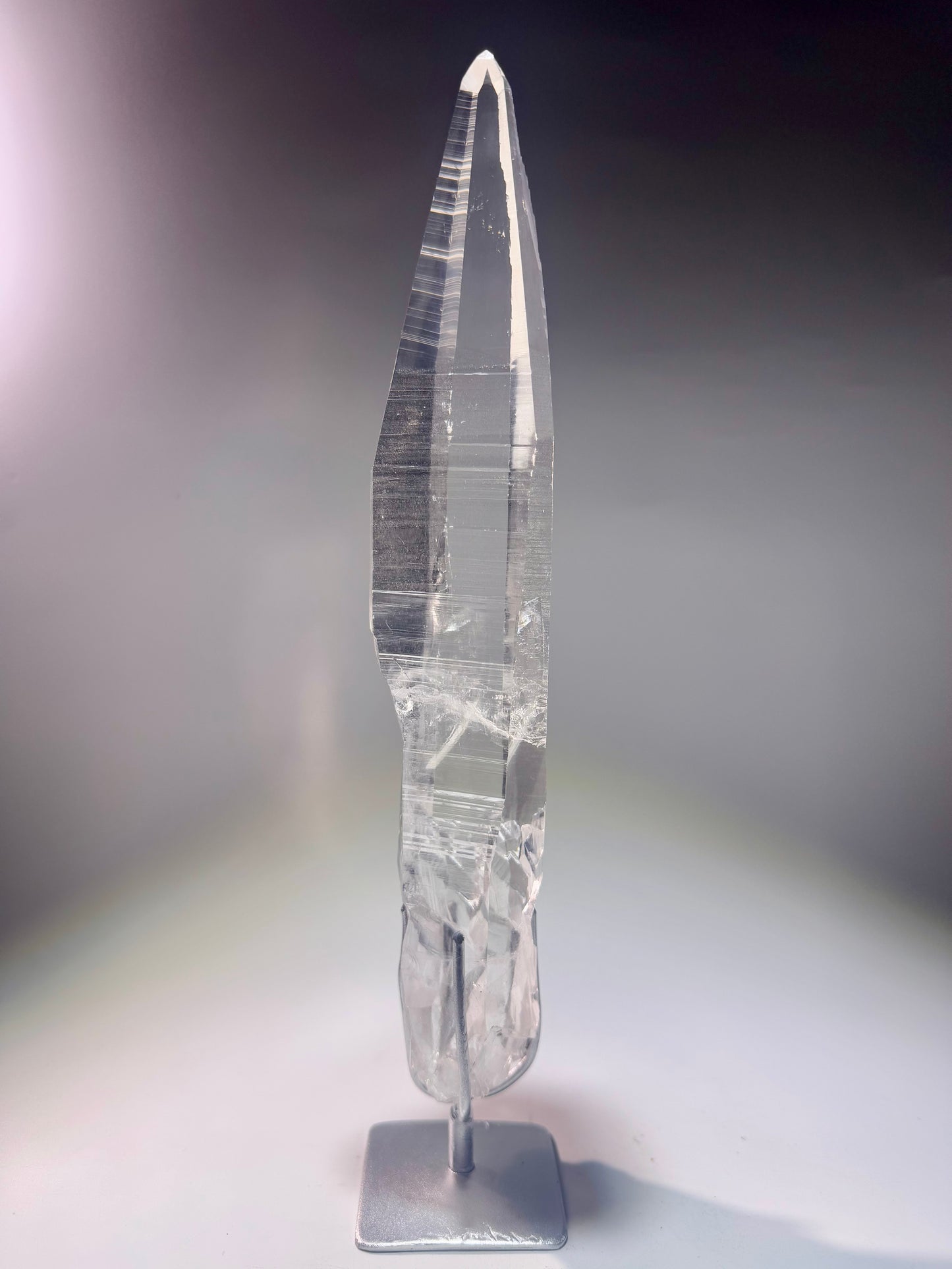 Lemurian Kristallspitze 28 cm mit Ständer – einzigartiger naturbelassener Quarz aus Brasilien in Museumsqualität, 591 g