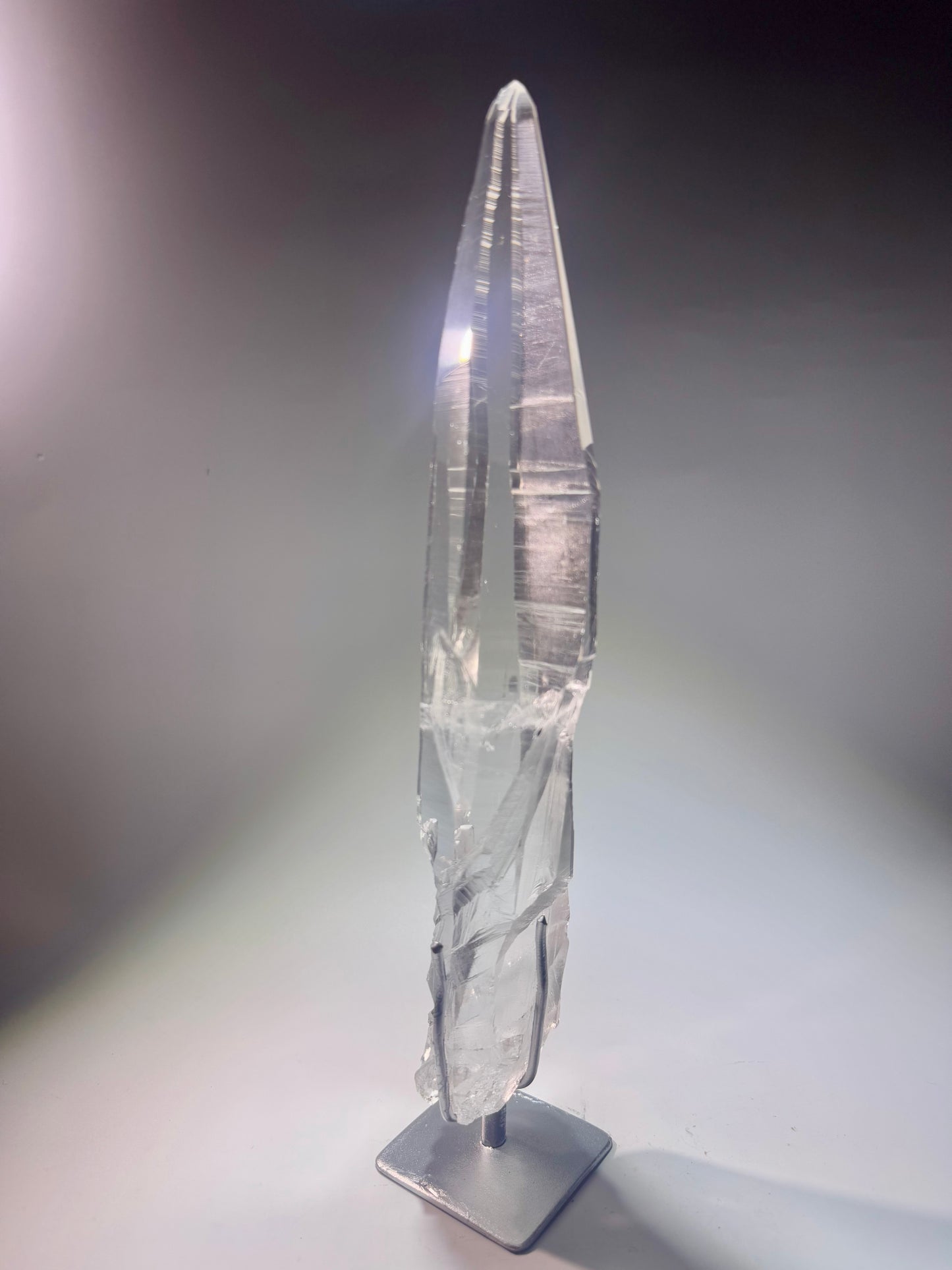 Lemurian Kristallspitze 28 cm mit Ständer – einzigartiger naturbelassener Quarz aus Brasilien in Museumsqualität, 591 g