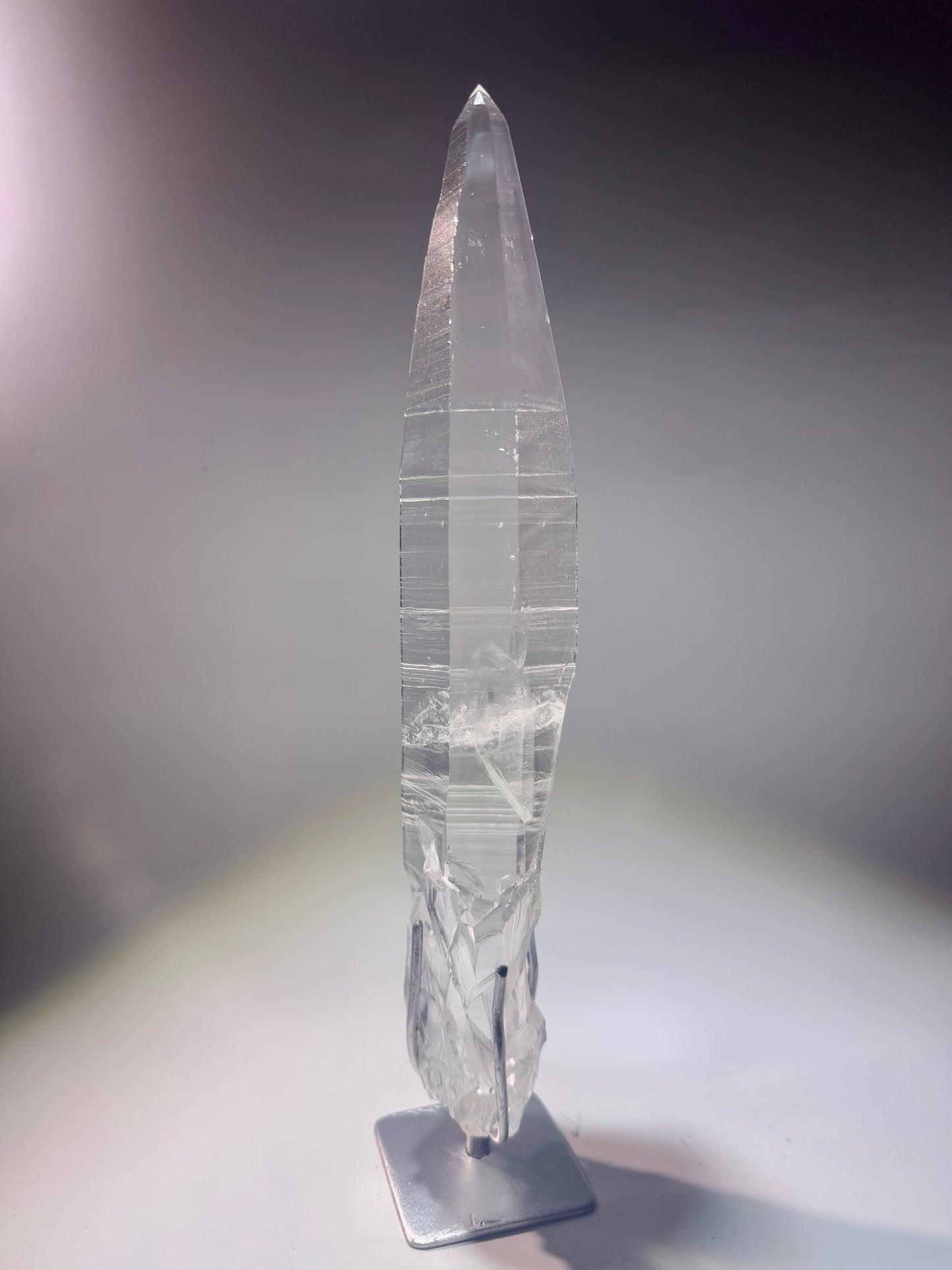 Lemurian Kristallspitze 28 cm mit Ständer – einzigartiger naturbelassener Quarz aus Brasilien in Museumsqualität, 591 g