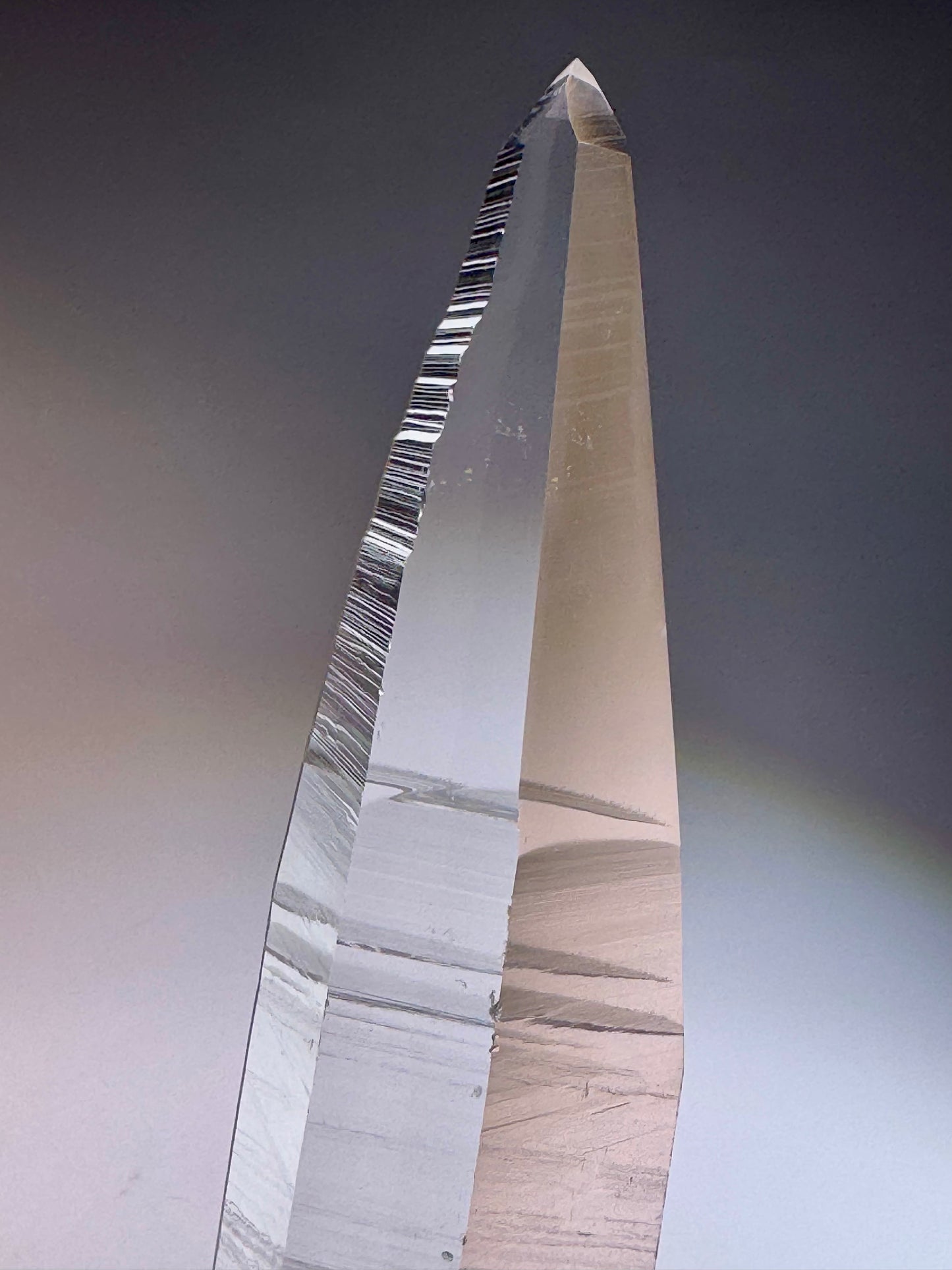 Lemurian Kristallspitze 28 cm mit Ständer – einzigartiger naturbelassener Quarz aus Brasilien in Museumsqualität, 591 g