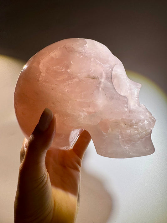 Rosenquarz Totenkopf 15 cm – Handgefertigte Kristallskulptur kaufen