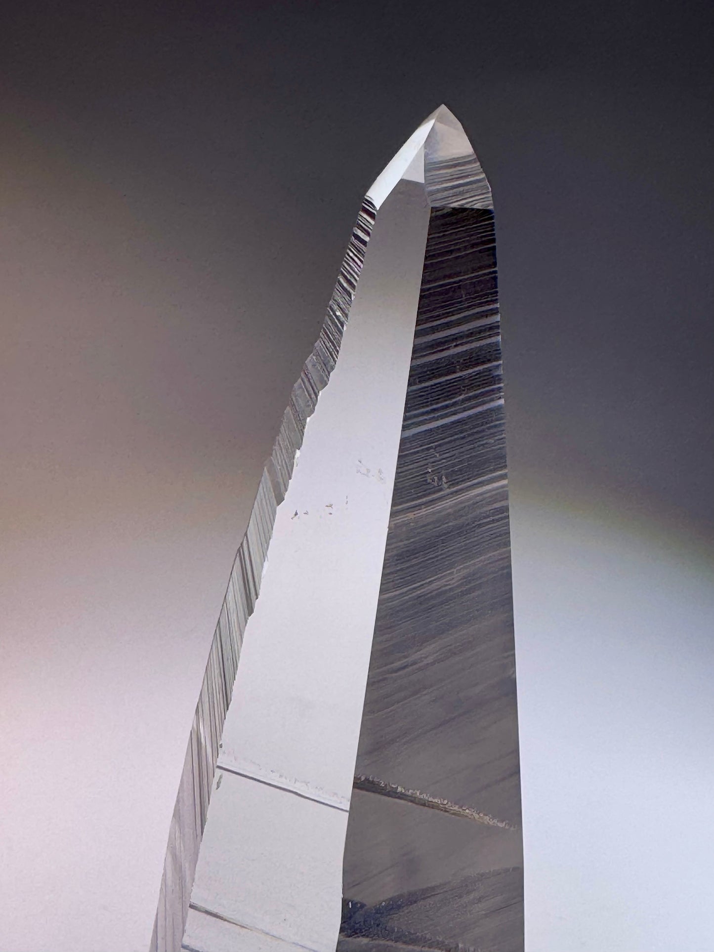 Lemurian Kristallspitze 28 cm mit Ständer – einzigartiger naturbelassener Quarz aus Brasilien in Museumsqualität, 591 g