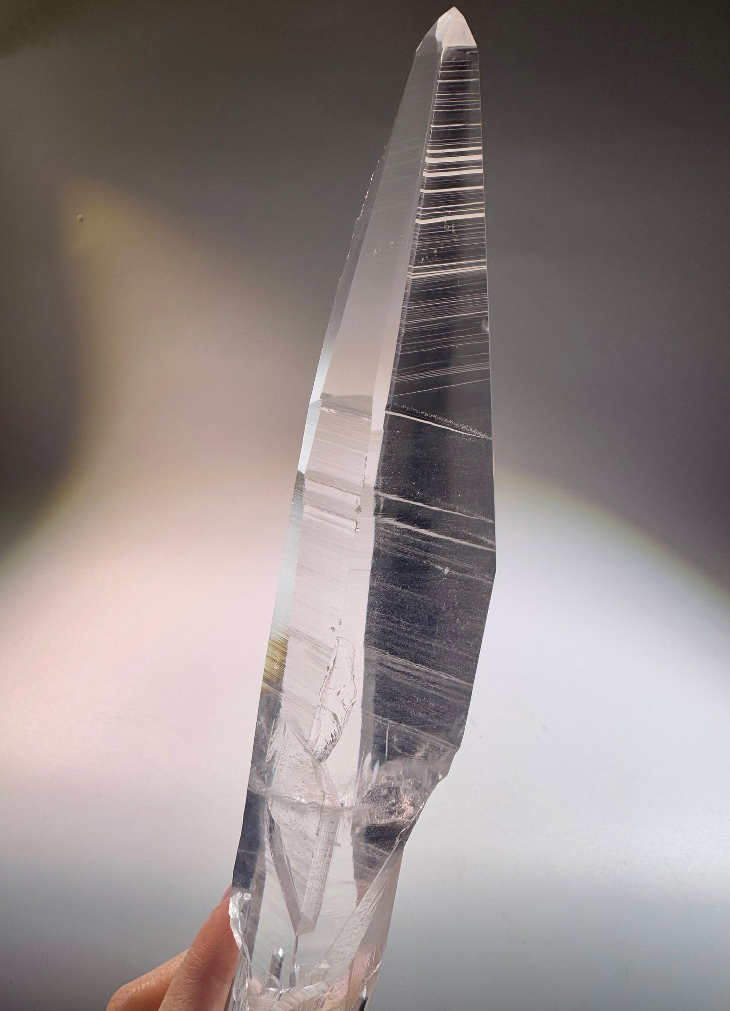 Lemurian Kristallspitze 28 cm mit Ständer – einzigartiger naturbelassener Quarz aus Brasilien in Museumsqualität, 591 g