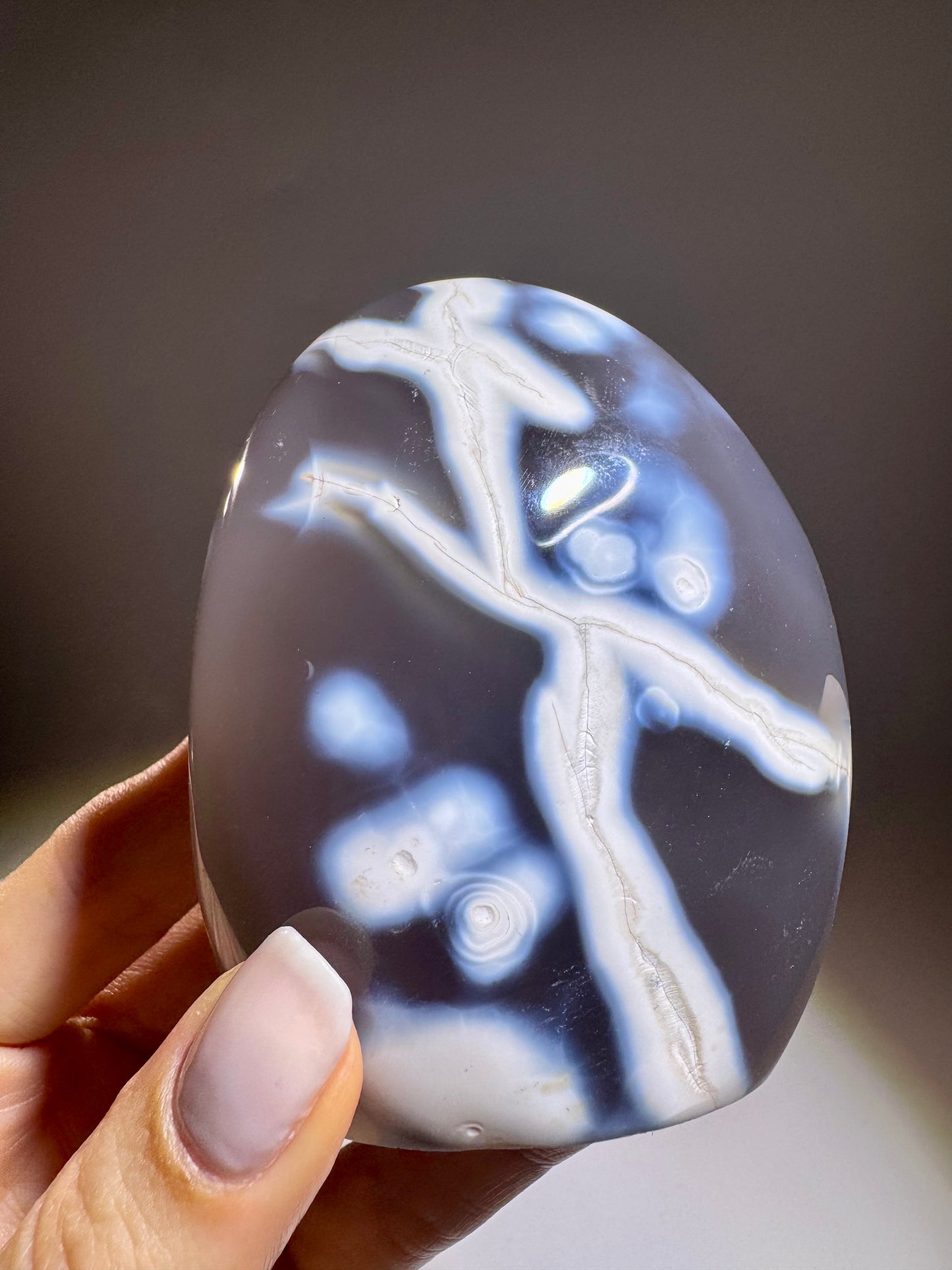 Orca Agate Madagaskar 320g – mit funkelnden Mikrokristallen im Innern, 8.5 cm hoch
