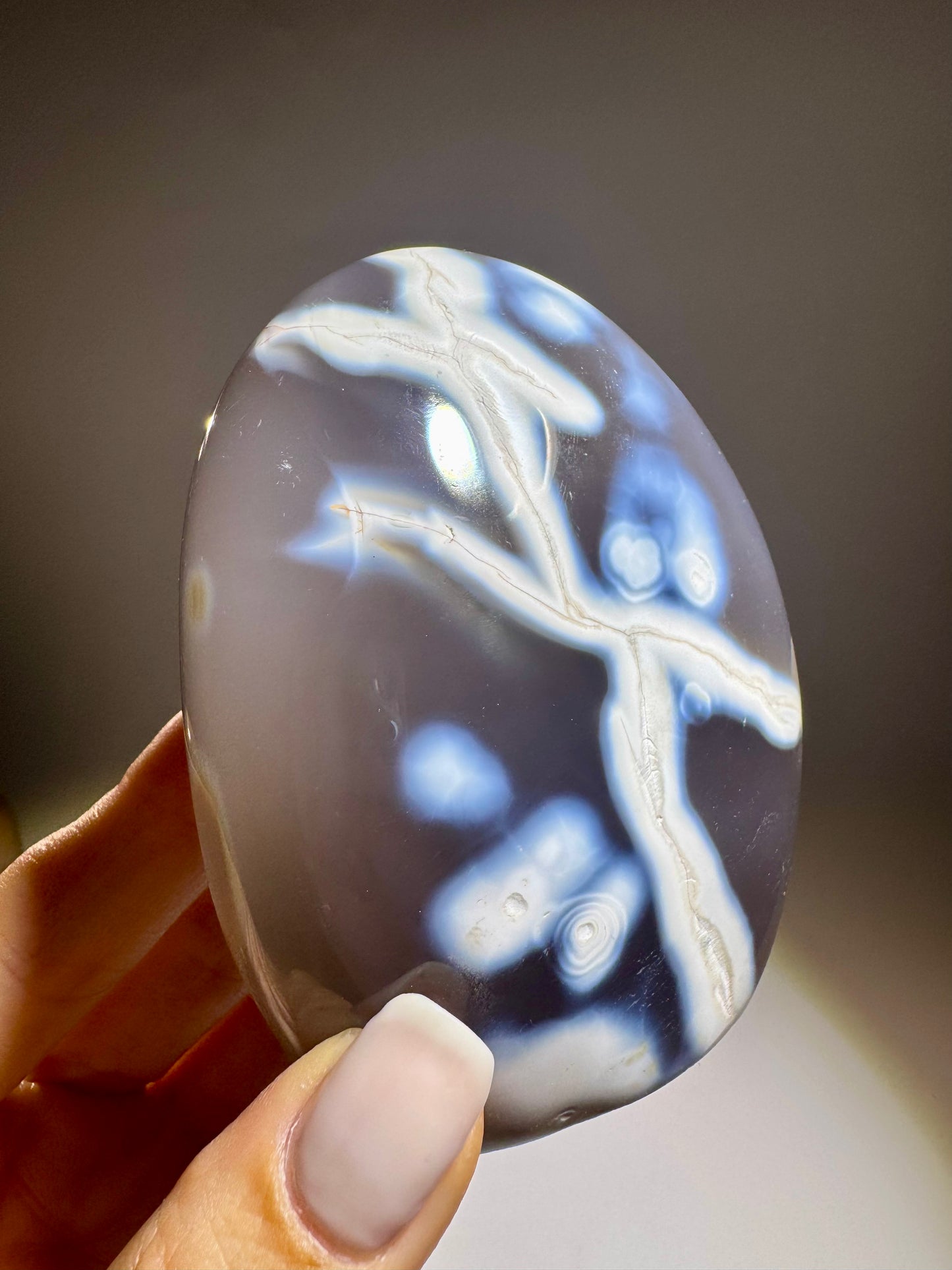 Orca Agate Madagaskar 320g – mit funkelnden Mikrokristallen im Innern, 8.5 cm hoch
