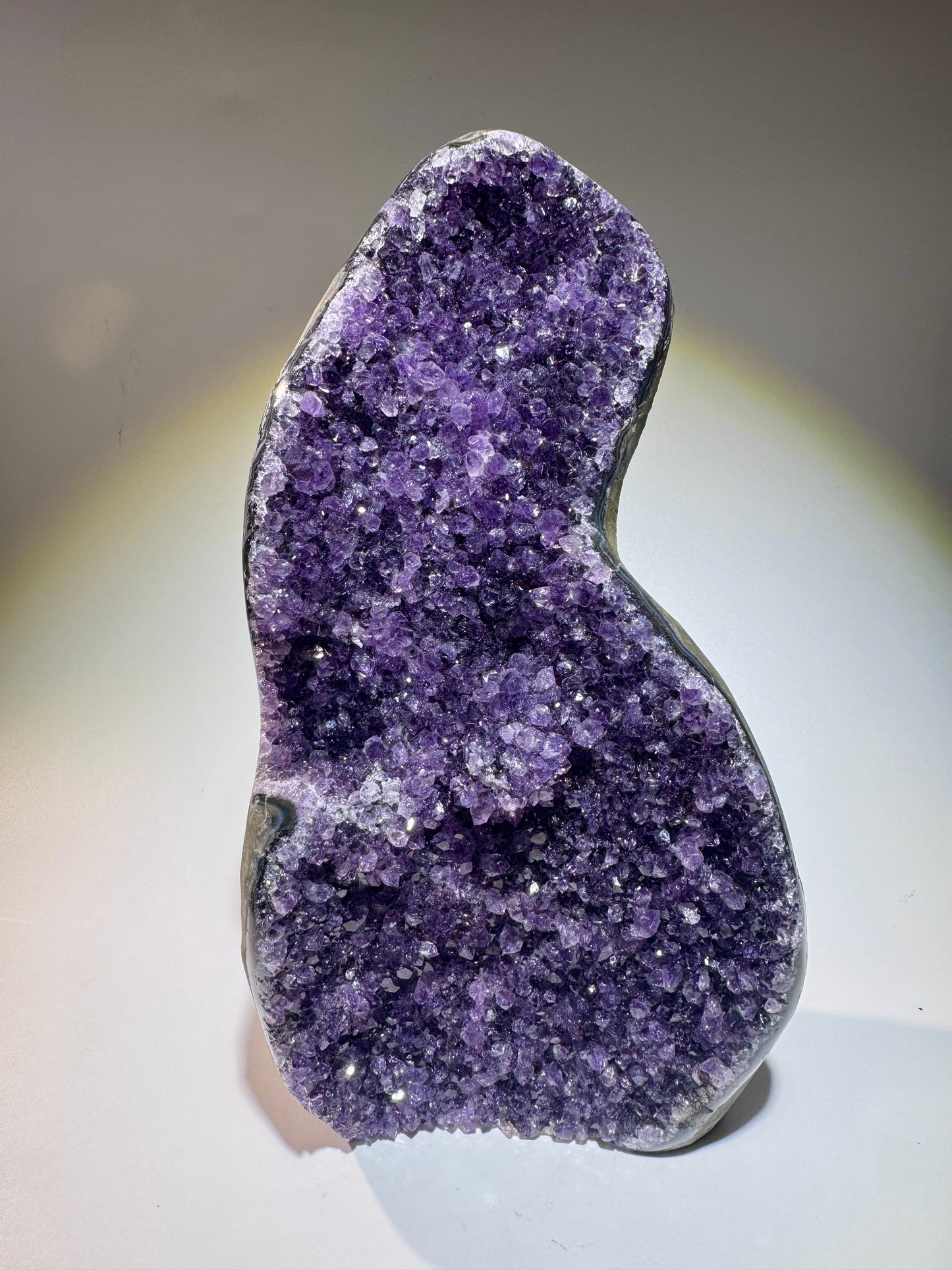 Tiefdunkler Amethyst mit blütenartigen Spitzen – 20 cm, 1.78 kg – aus Uruguay 💜✨