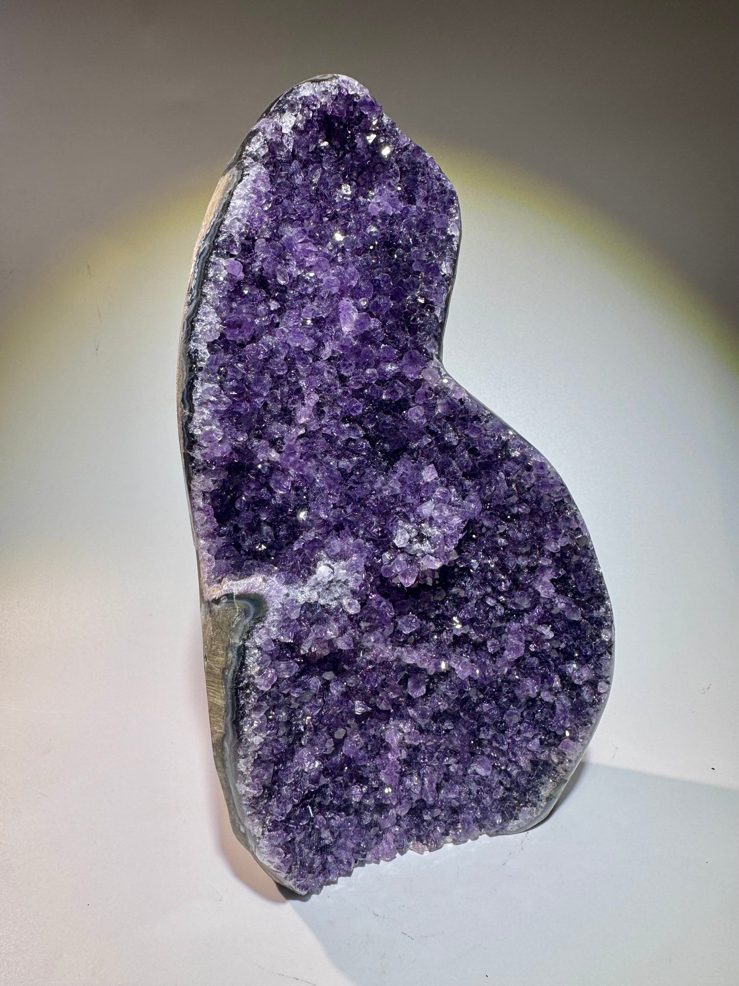 Tiefdunkler Amethyst mit blütenartigen Spitzen – 20 cm, 1.78 kg – aus Uruguay 💜✨