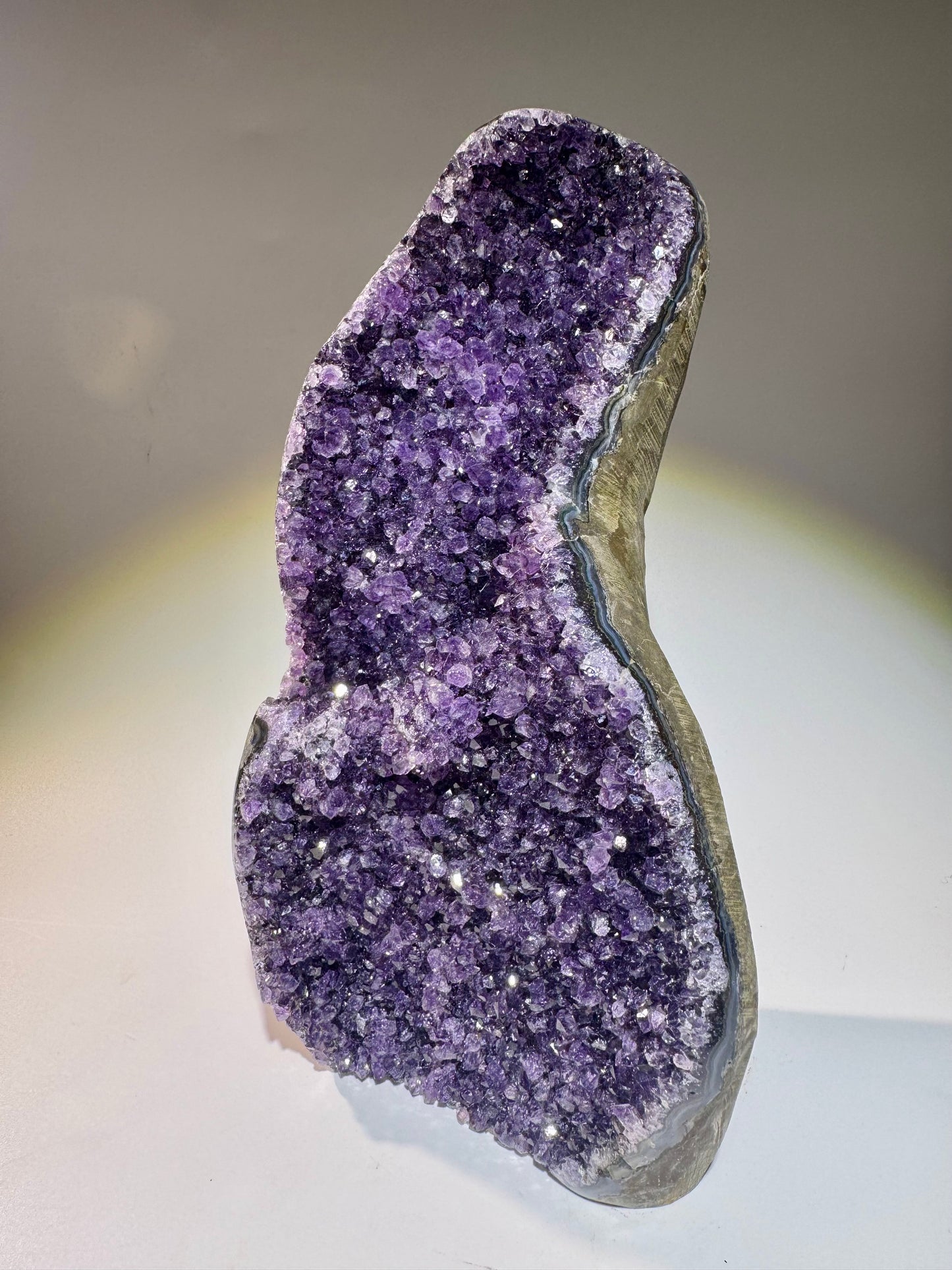 Tiefdunkler Amethyst mit blütenartigen Spitzen – 20 cm, 1.78 kg – aus Uruguay 💜✨