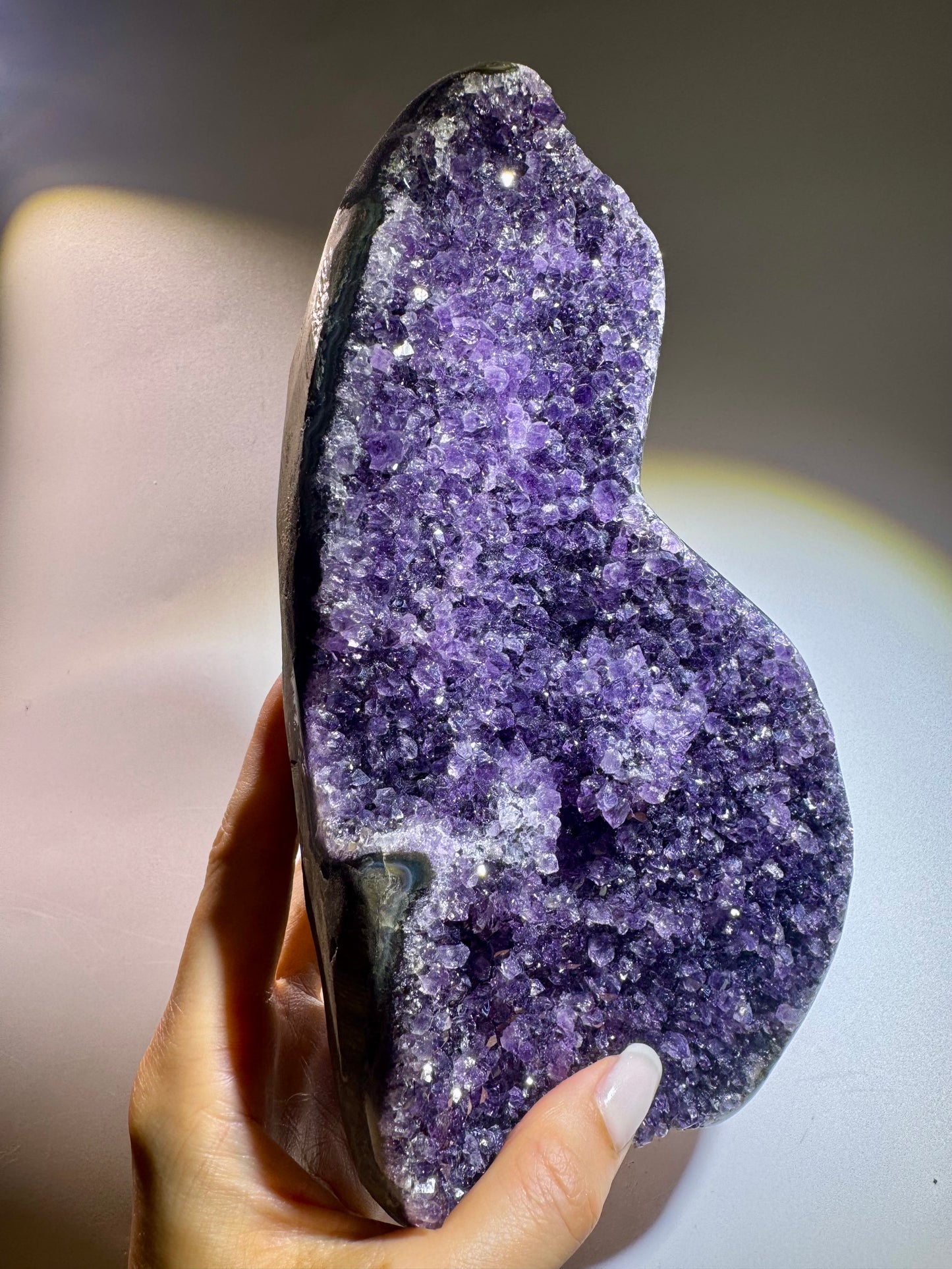 Tiefdunkler Amethyst mit blütenartigen Spitzen – 20 cm, 1.78 kg – aus Uruguay 💜✨