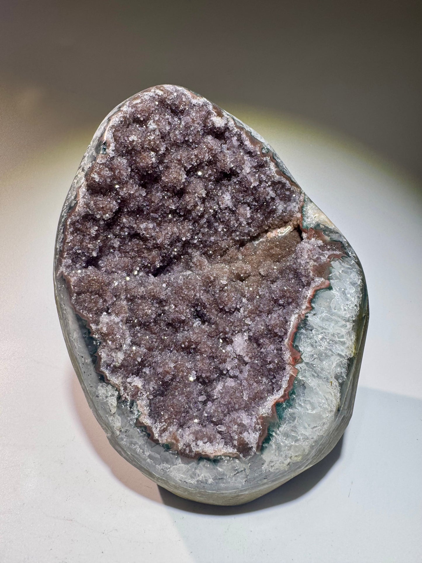 Seltene Sugary Rainbow Amethyst Cutbase – 14 cm, 1.6 kg – Altrosa-lila Doppelkristallisation aus Uruguay 💜