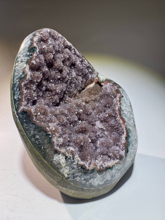 Seltene Sugary Rainbow Amethyst Cutbase – 14 cm, 1.6 kg – Altrosa-lila Doppelkristallisation aus Uruguay 💜