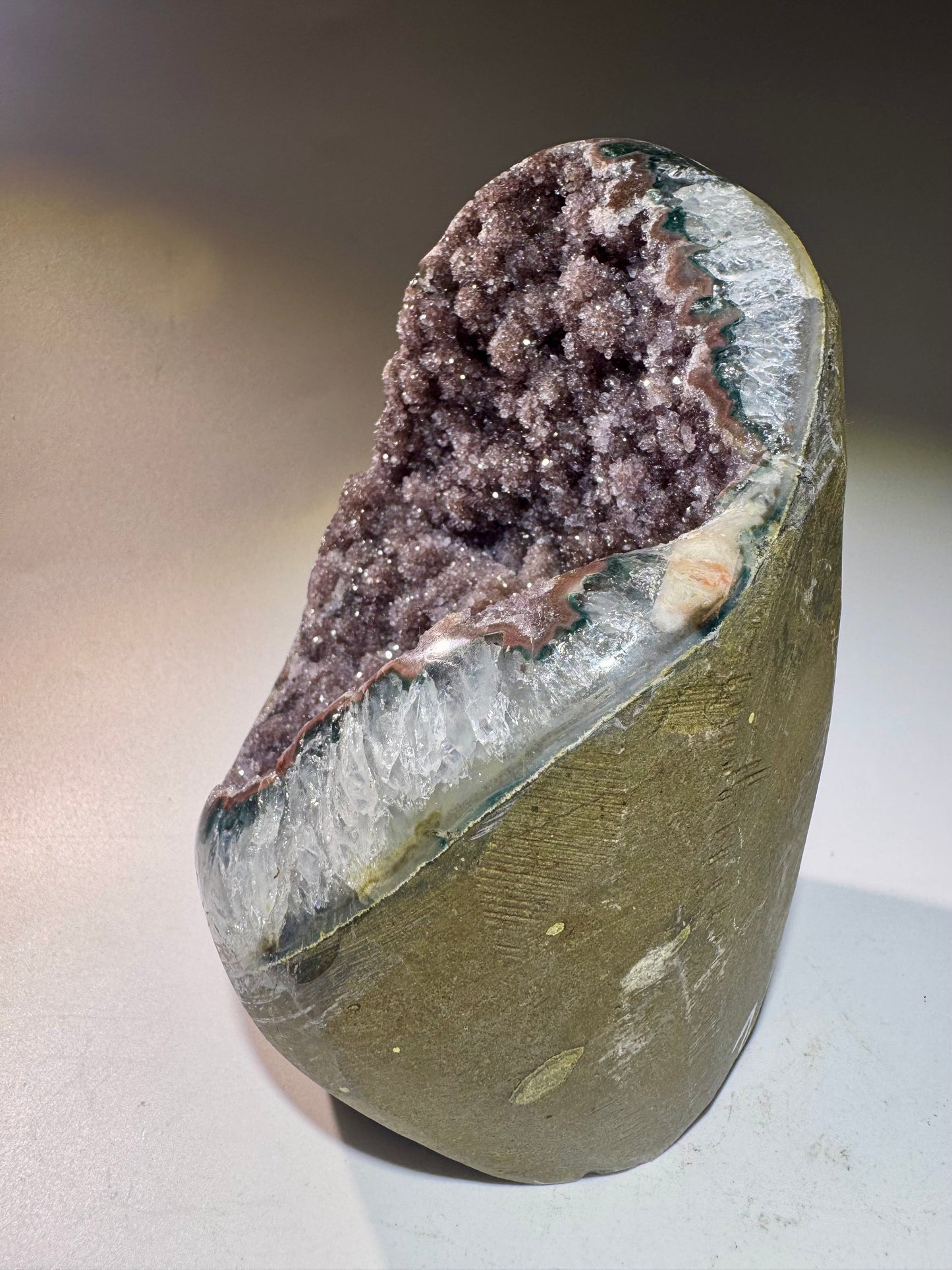 Seltene Sugary Rainbow Amethyst Cutbase – 14 cm, 1.6 kg – Altrosa-lila Doppelkristallisation aus Uruguay 💜