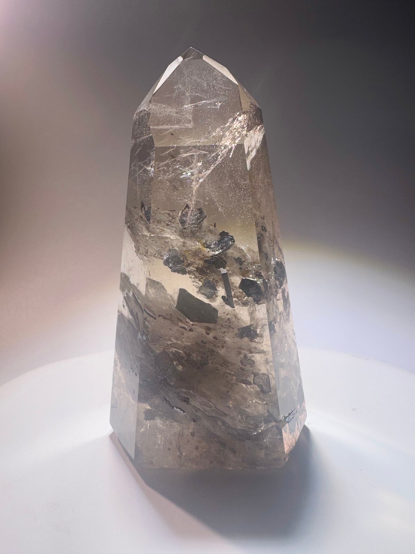 Rauchquarz mit Hämatit-Einschlüssen – Champagnerfarbenes Unikat mit schimmerndem Innenleben, 9,7 cm, 216 g