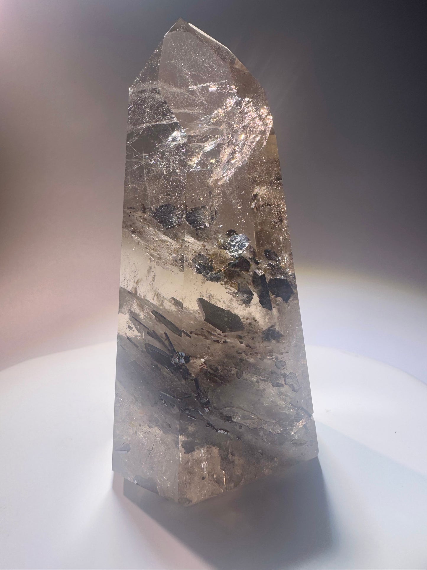 Rauchquarz mit Hämatit-Einschlüssen – Champagnerfarbenes Unikat mit schimmerndem Innenleben, 9,7 cm, 216 g