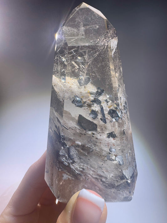 Rauchquarz mit Hämatit-Einschlüssen – Champagnerfarbenes Unikat mit schimmerndem Innenleben, 9,7 cm, 216 g