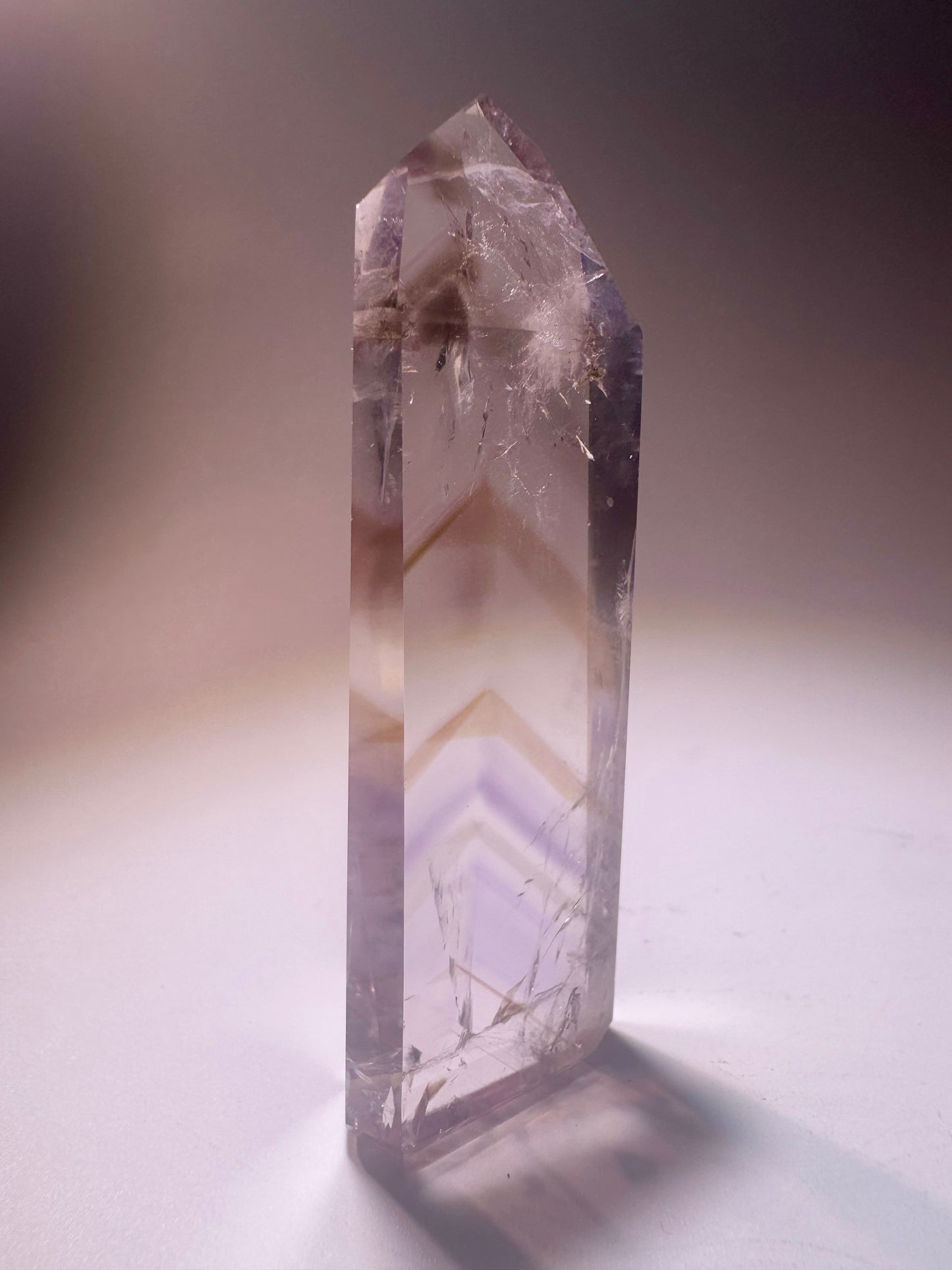 Ametrin-Phantomspitze mit fluoreszierenden Citrin-Phantomen & Regenbögen – 7,5 cm, Museumsqualität aus Brasilien