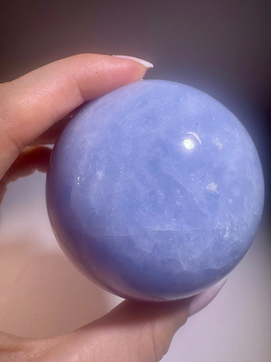 Celestin Kugel 6.7 cm, 438 g, hellblauer Celestin Kristall aus Madagaskar, beruhigend, Meditationskristall