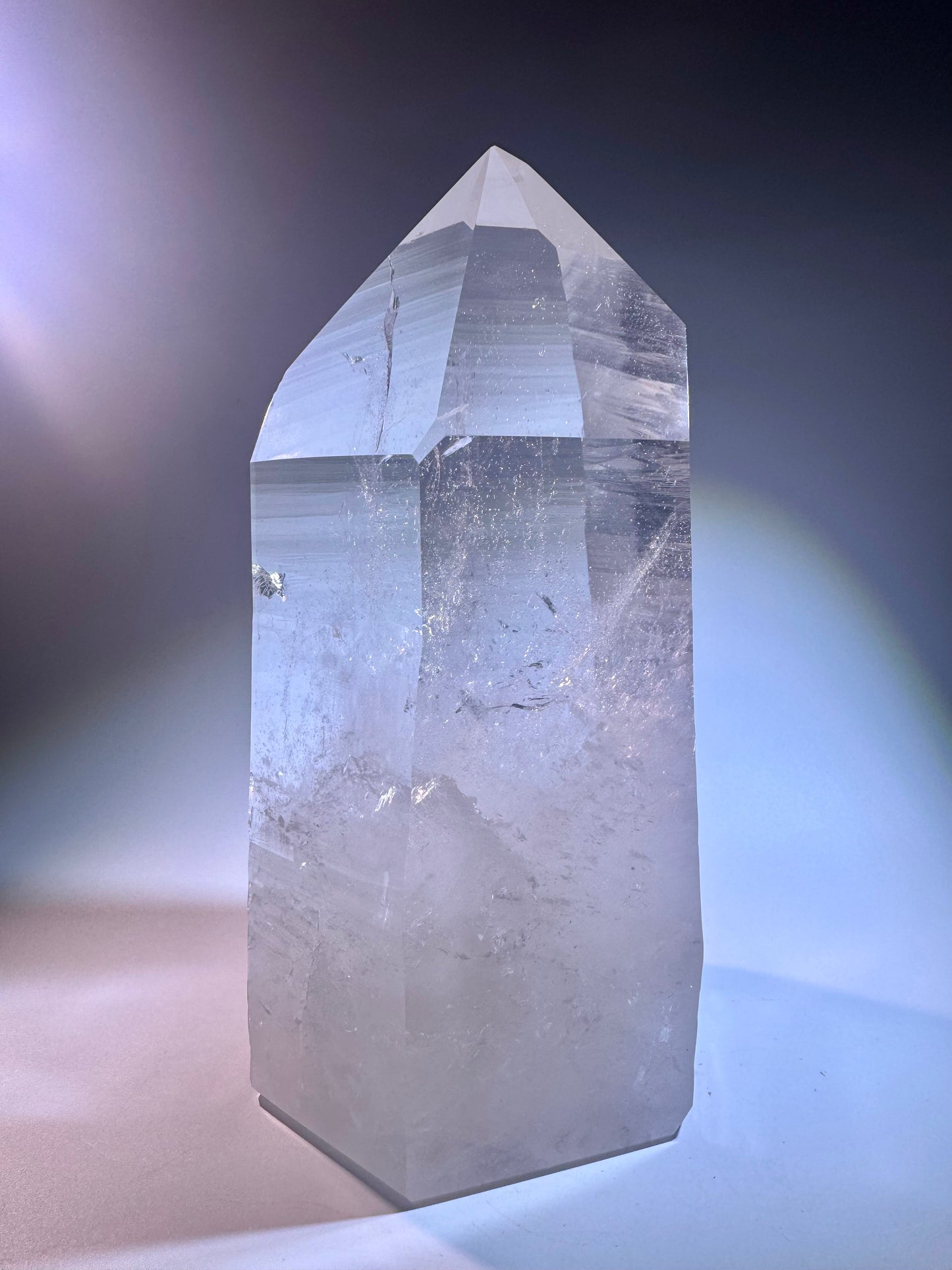 Riesige Lemurian-Spitze aus Brasilien, 23cm, 3.89kg – naturbelassen, extra klar & mit Regenbogen ✨