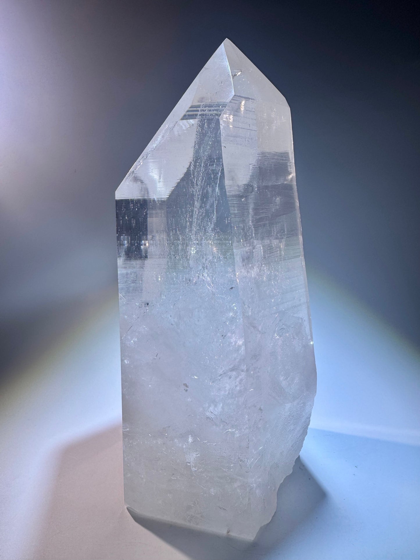 Riesige Lemurian-Spitze aus Brasilien, 23cm, 3.89kg – naturbelassen, extra klar & mit Regenbogen ✨
