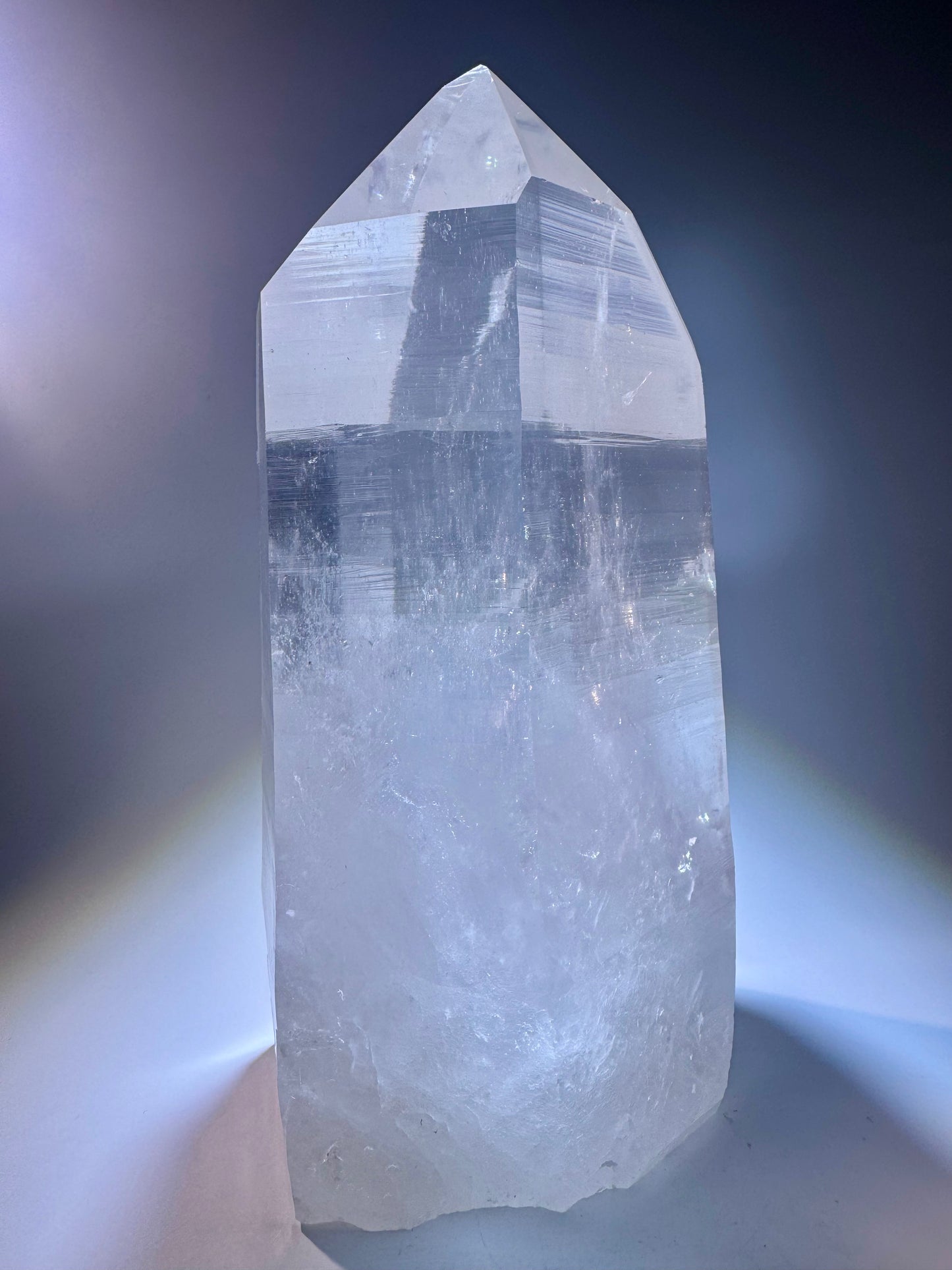 Riesige Lemurian-Spitze aus Brasilien, 23cm, 3.89kg – naturbelassen, extra klar & mit Regenbogen ✨