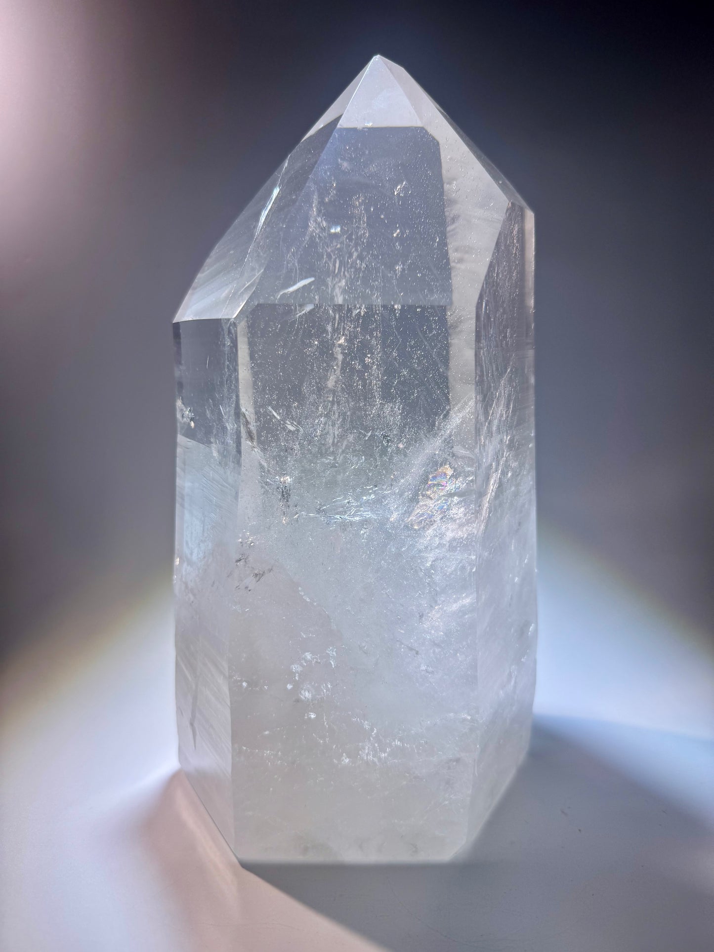 Riesige Lemurian-Spitze aus Brasilien, 23cm, 3.89kg – naturbelassen, extra klar & mit Regenbogen ✨