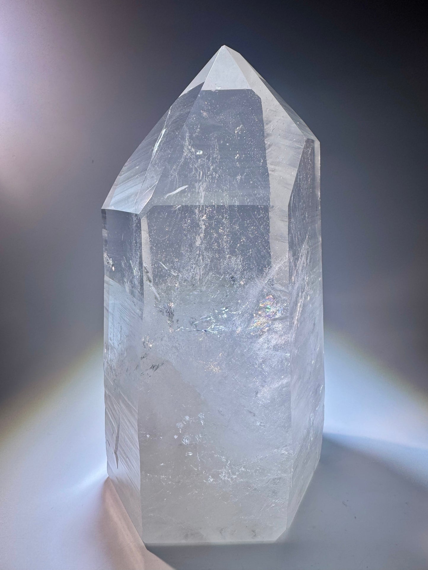 Riesige Lemurian-Spitze aus Brasilien, 23cm, 3.89kg – naturbelassen, extra klar & mit Regenbogen ✨