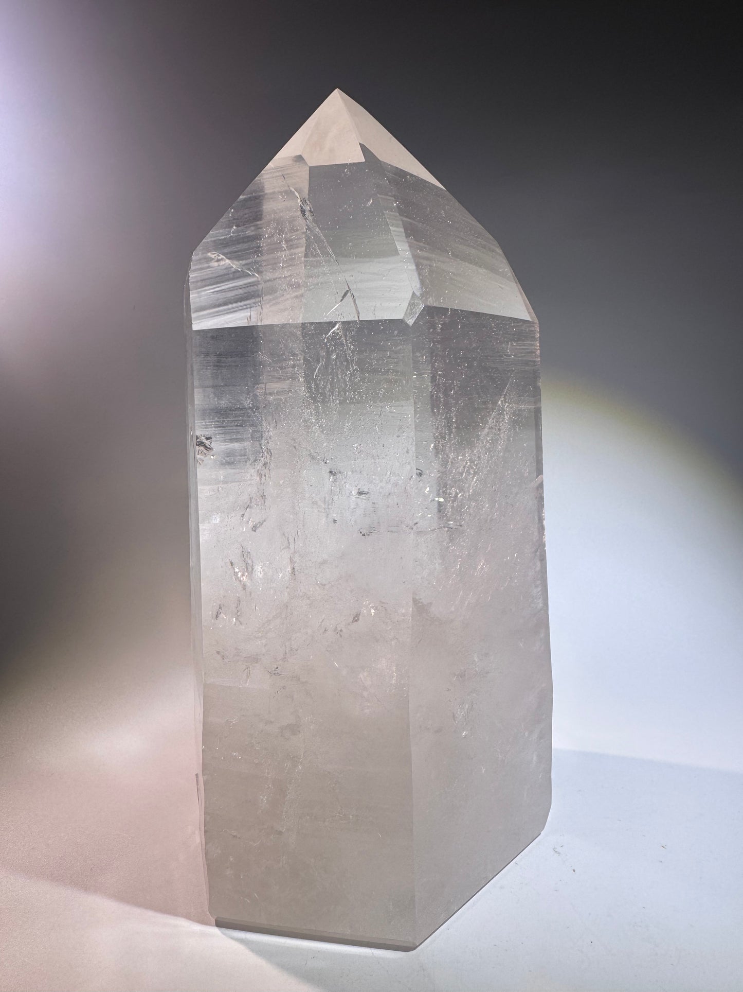 Riesige Lemurian-Spitze aus Brasilien, 23cm, 3.89kg – naturbelassen, extra klar & mit Regenbogen ✨