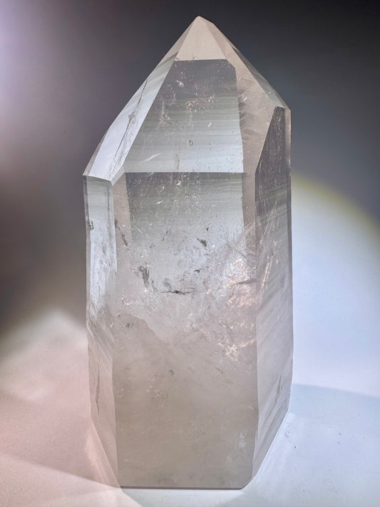 Riesige Lemurian-Spitze aus Brasilien, 23cm, 3.89kg – naturbelassen, extra klar & mit Regenbogen ✨