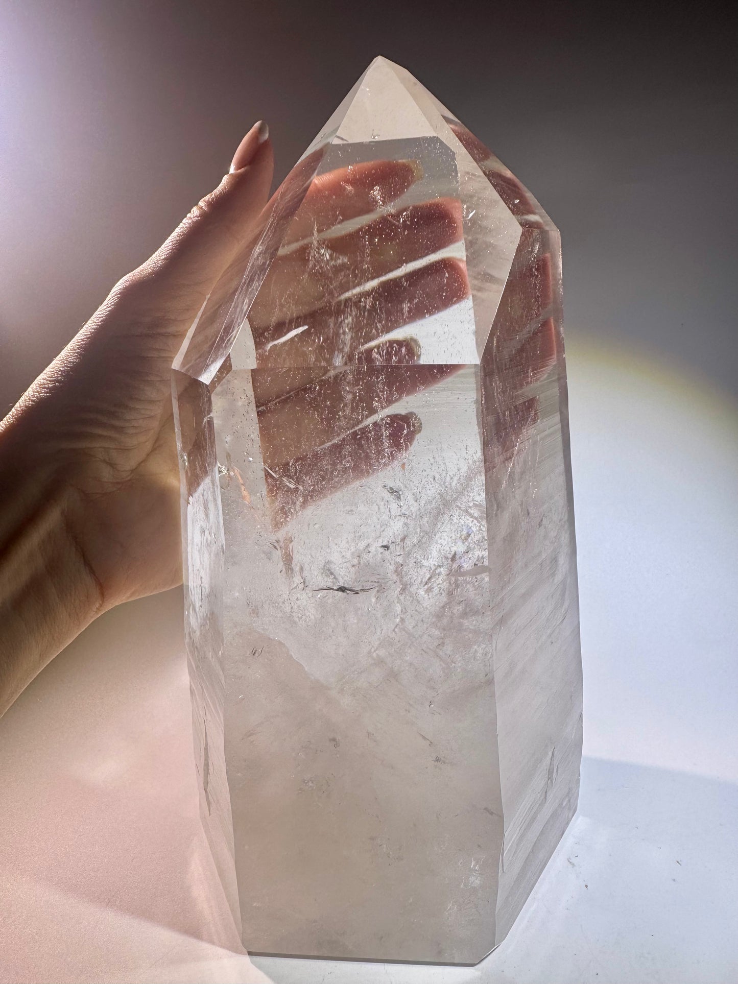 Riesige Lemurian-Spitze aus Brasilien, 23cm, 3.89kg – naturbelassen, extra klar & mit Regenbogen ✨