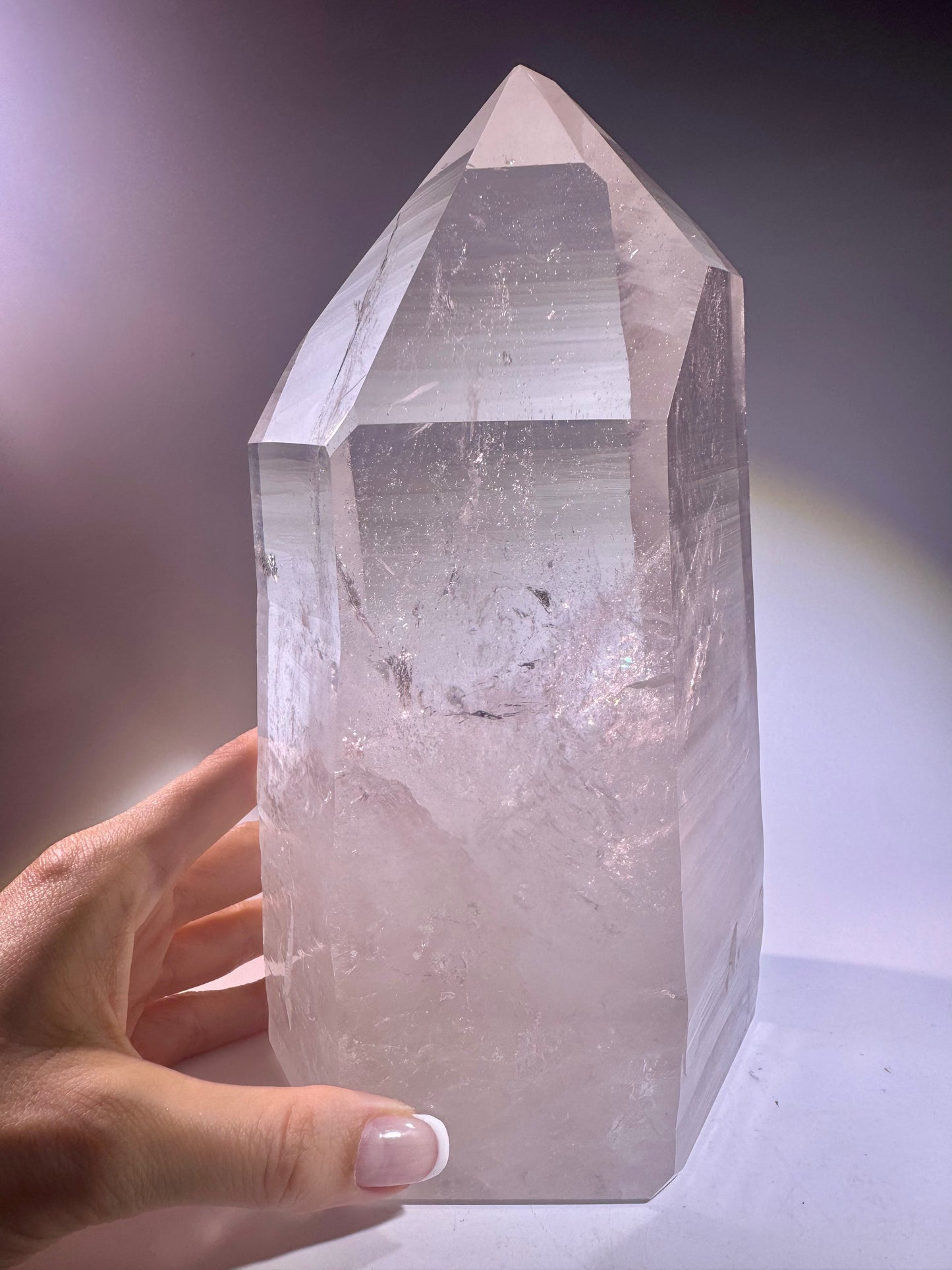 Riesige Lemurian-Spitze aus Brasilien, 23cm, 3.89kg – naturbelassen, extra klar & mit Regenbogen ✨