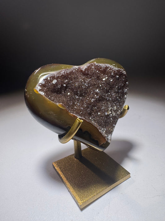 Mini Achat-Herz mit funkelnden Kristallen & goldenem Ständer – Handmade aus Brasilien