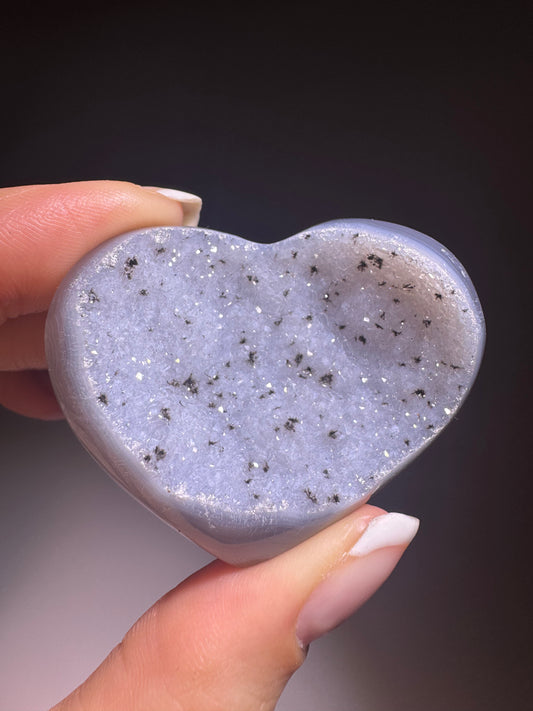 Kleines Achat-Herz mit glitzernden Kristallen – handgemacht in Brasilien