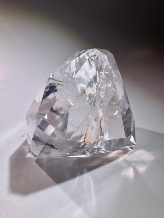 Facettierter Bergkristall 6.4 cm – extra klar, High-End Diamantschliff aus Brasilien