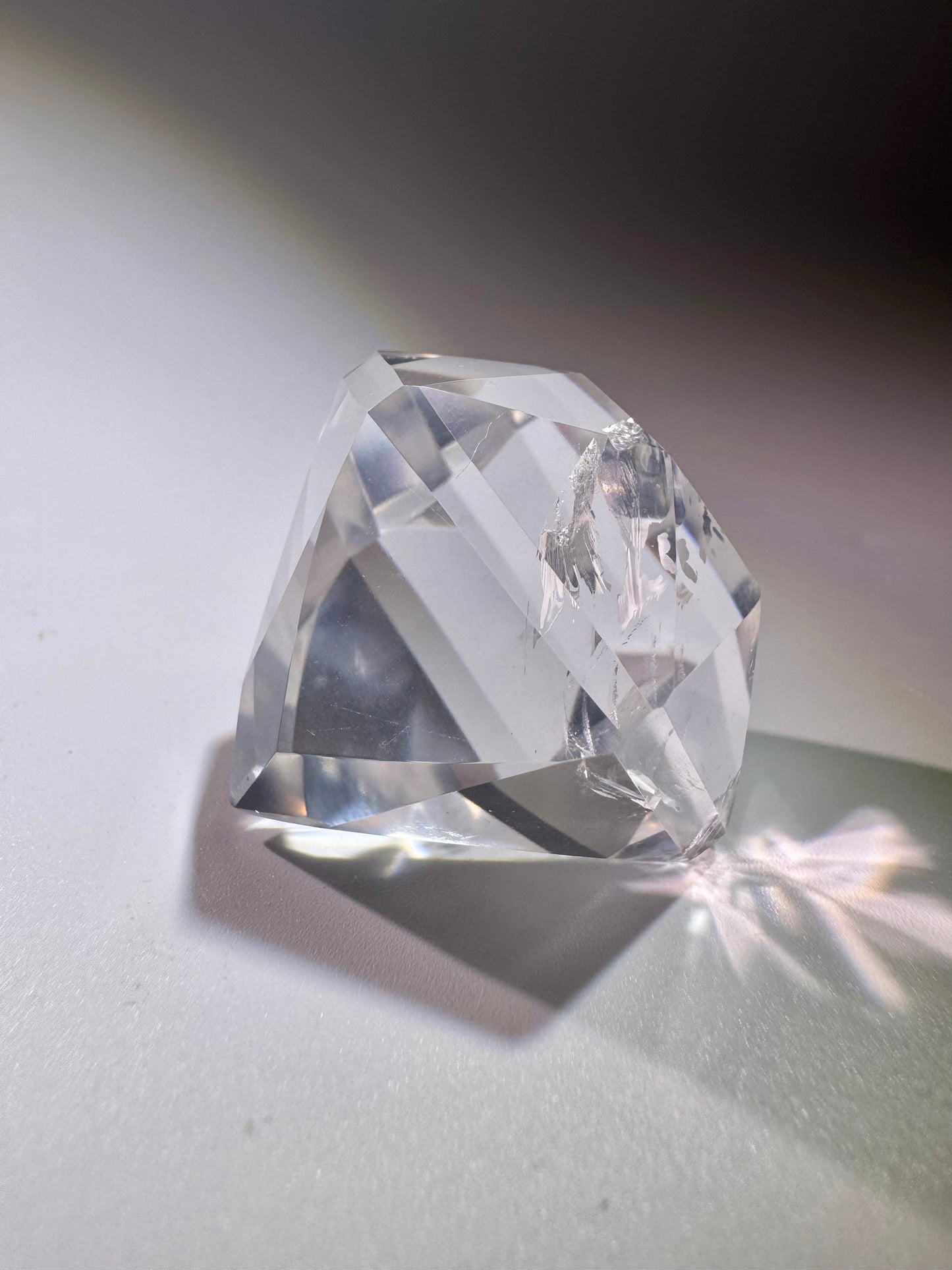Facettierter Bergkristall mit Regenbogen – 5 cm, 84 g, Diamantschliff, extra klar aus Brasilien