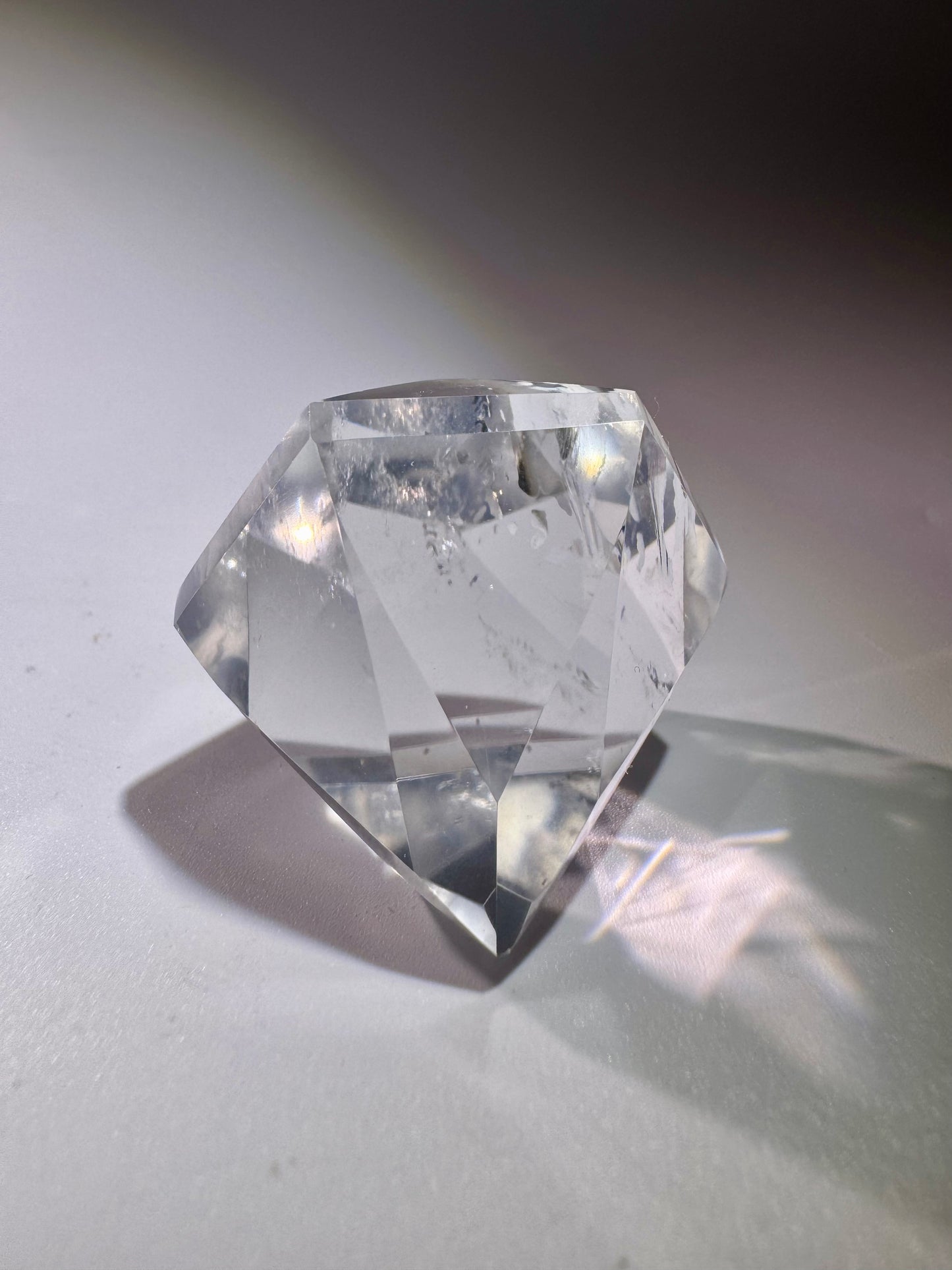 Facettierter Bergkristall mit Regenbogen – 5 cm, 84 g, Diamantschliff, extra klar aus Brasilien