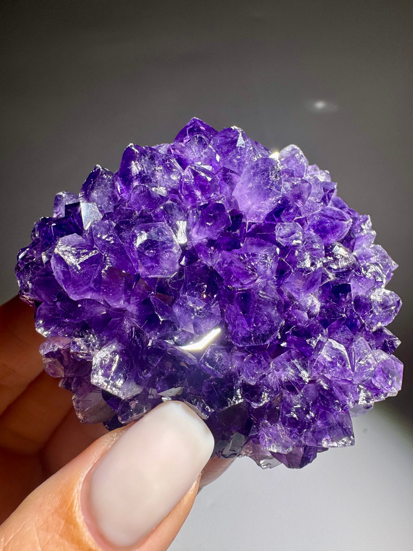 Bezaubernde Amethystblüten 6.3 cm – Tiefviolette Kristallwunder