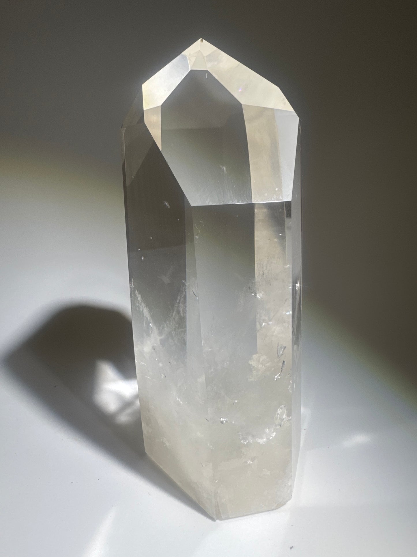 Punta di cristallo di rocca ultrachiara con base in legno LED – qualità premium dal Brasile