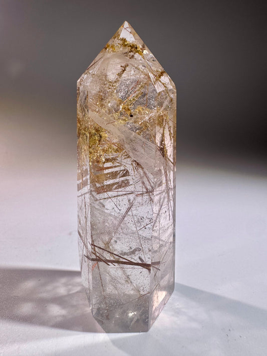 Golden Rutil Kristallspitze 7 cm – klarer Quarz mit goldenen Rutilnadeln aus Brasilien in Museumsqualität