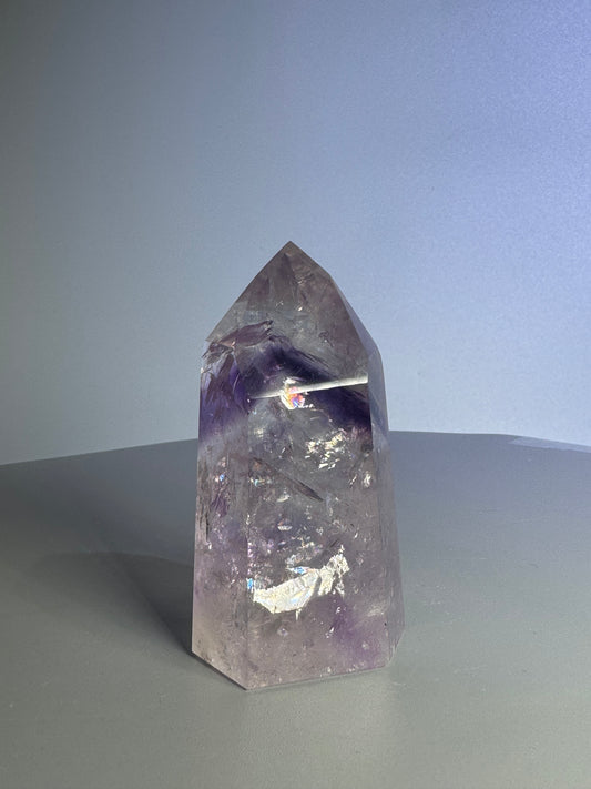 Phantom Amethyst Spitze mit Regenbogen - 7.8cm, 131g
