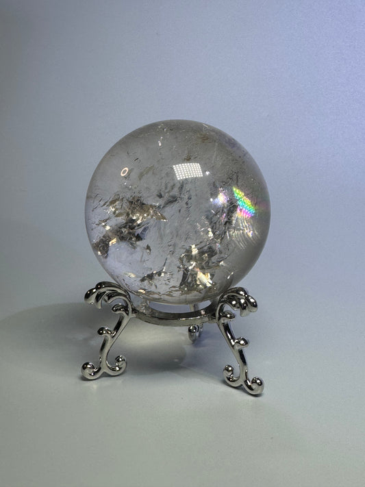 Sehr klare Bergkristall Kugel mit Regenbogen - 5.5cm, 336g