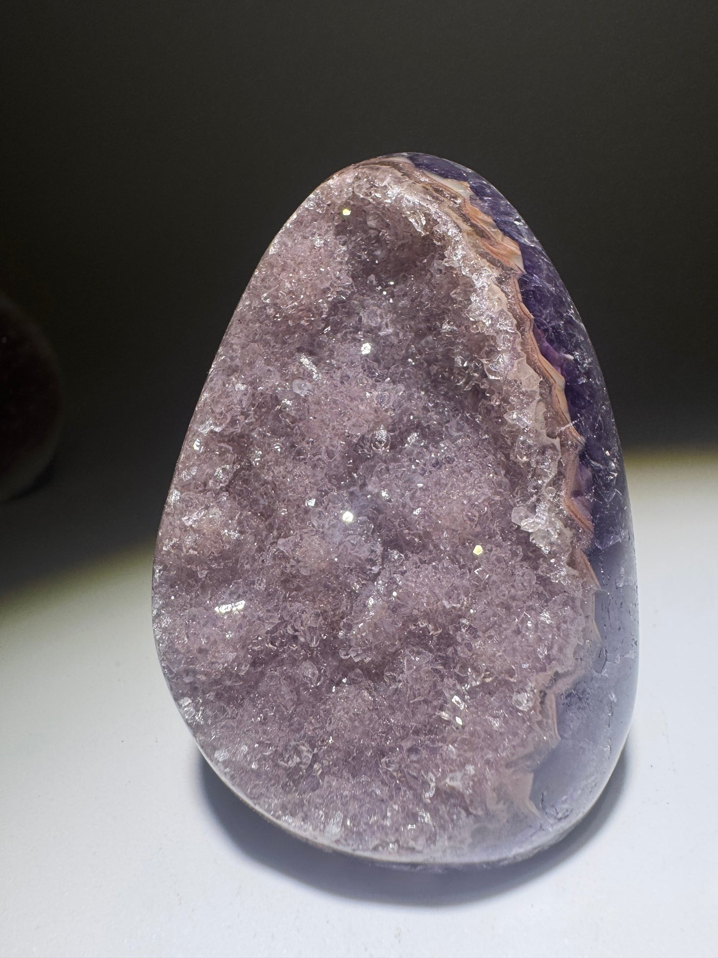 Rainbow Amethyst Cutbase Flieder & Rosa Banding – 6,7 cm, 172 g ✨🌸