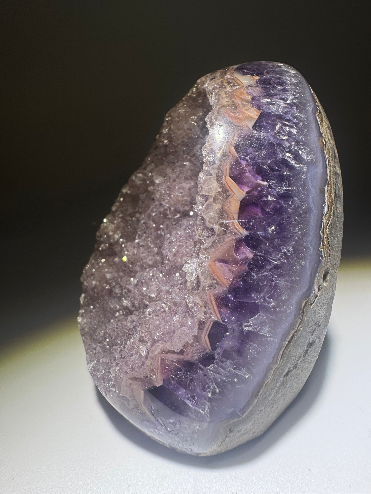 Rainbow Amethyst Cutbase Flieder & Rosa Banding – 6,7 cm, 172 g ✨🌸