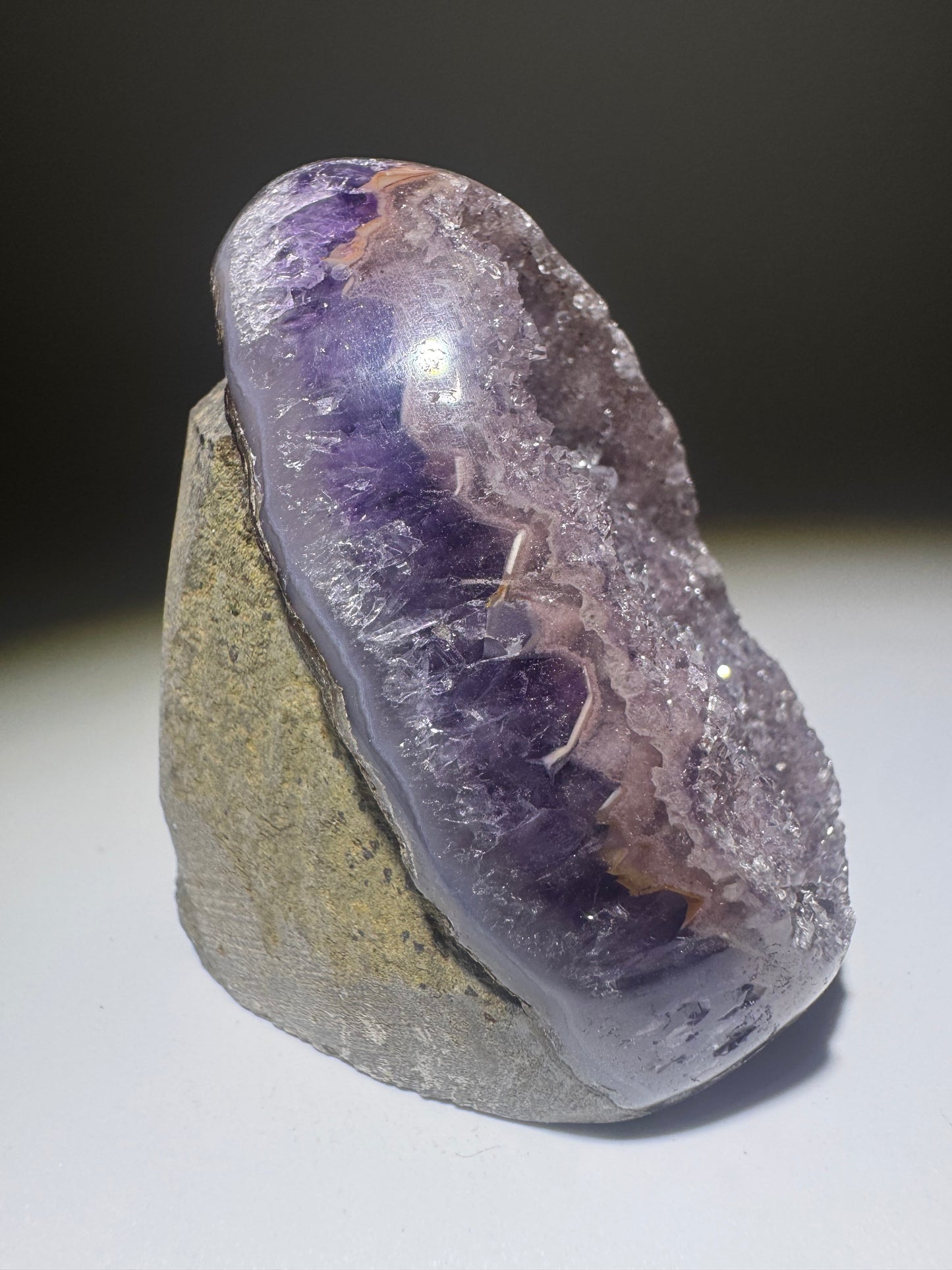Rainbow Amethyst Cutbase Flieder & Rosa Banding – 6,7 cm, 172 g ✨🌸