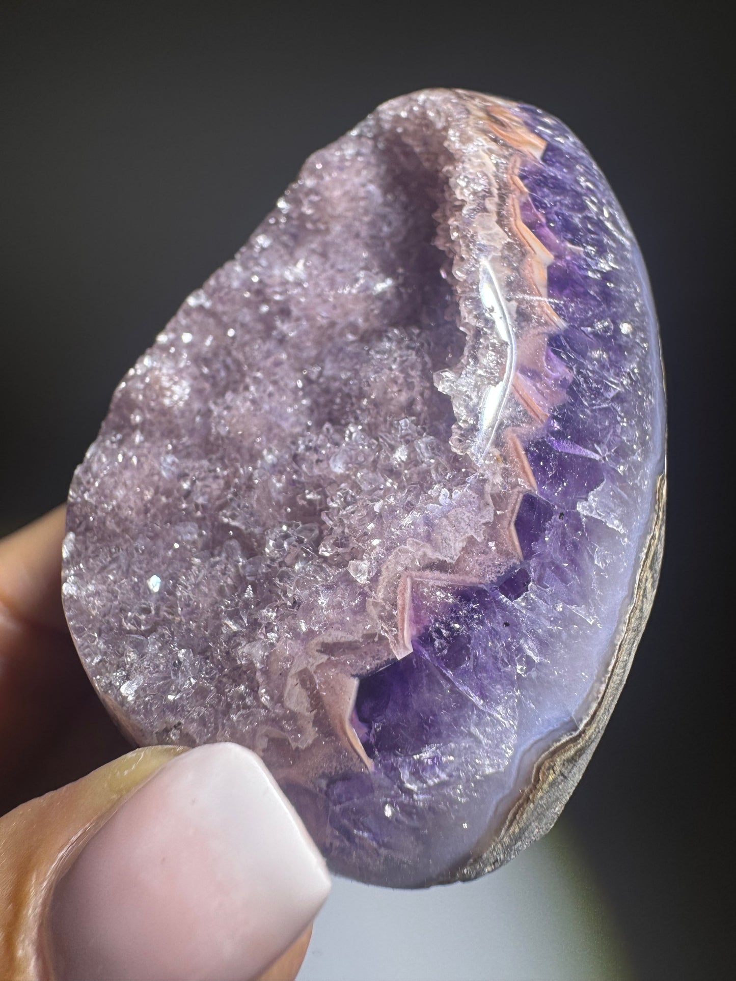 Rainbow Amethyst Cutbase Flieder & Rosa Banding – 6,7 cm, 172 g ✨🌸
