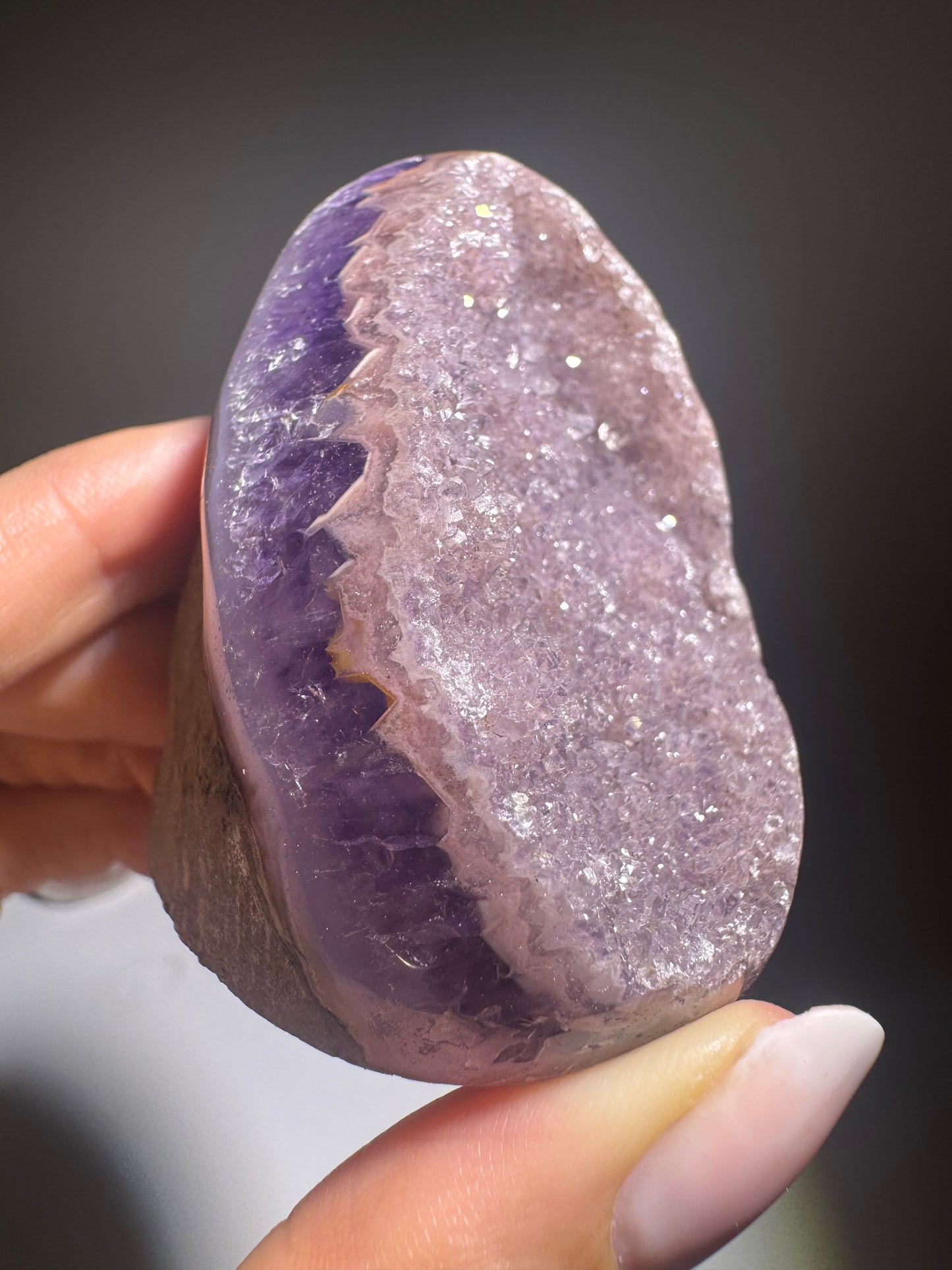 Rainbow Amethyst Cutbase Flieder & Rosa Banding – 6,7 cm, 172 g ✨🌸