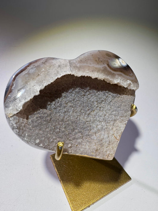 Exklusives Achat-Herz mit faszinierendem Galaxie-Effekt auf goldenem Ständer – aus Brasilien, 7.5 x 6 cm