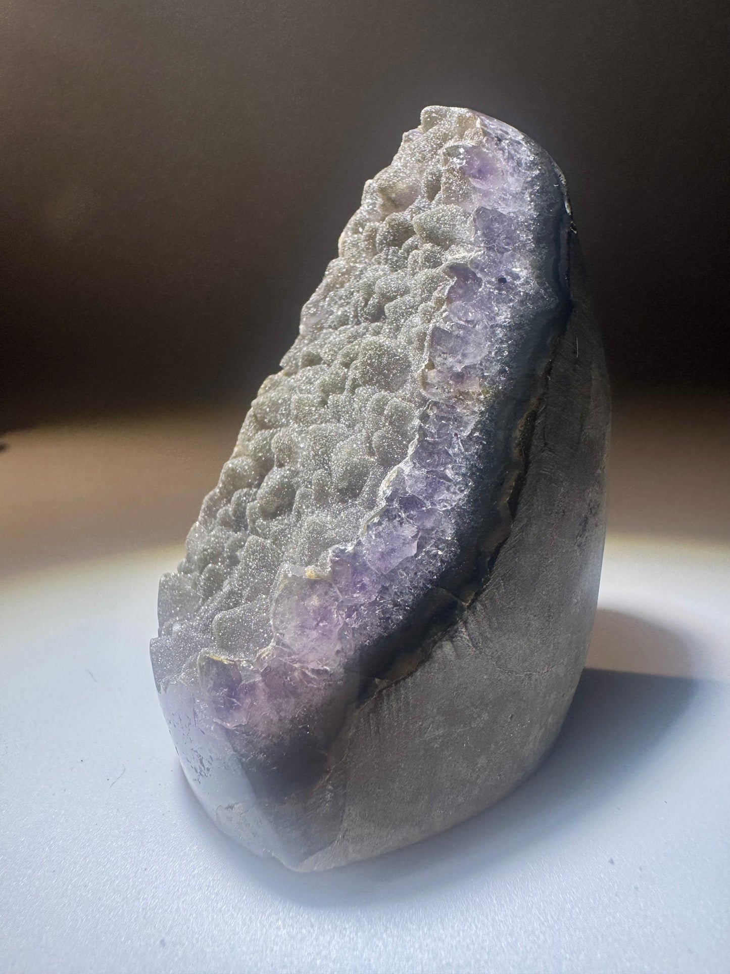 Seltene grün-schwarze Rainbow Amethyst Cutbase Uruguay – 6,5 cm, 150 g 🌌💎