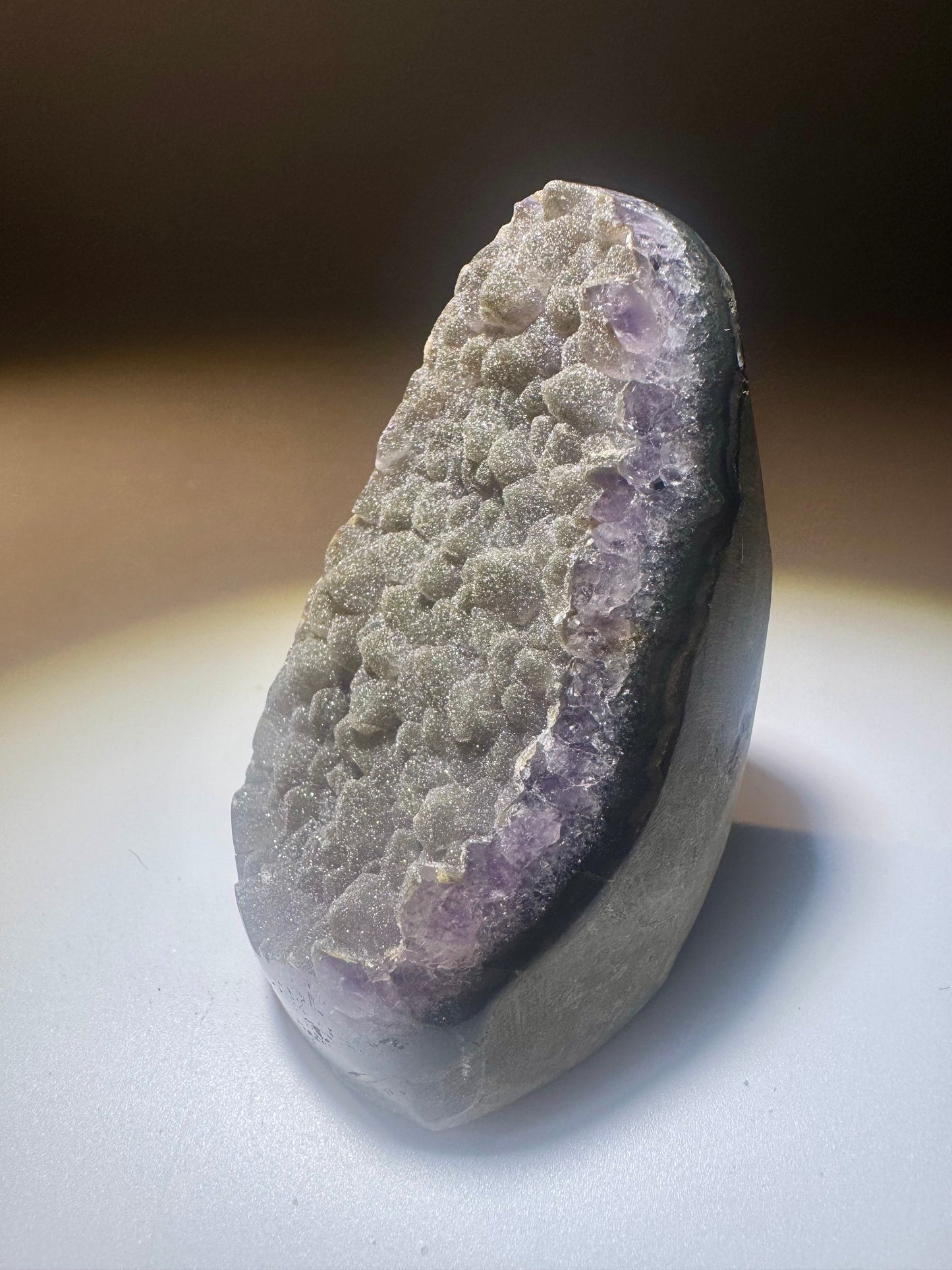 Seltene grün-schwarze Rainbow Amethyst Cutbase Uruguay – 6,5 cm, 150 g 🌌💎