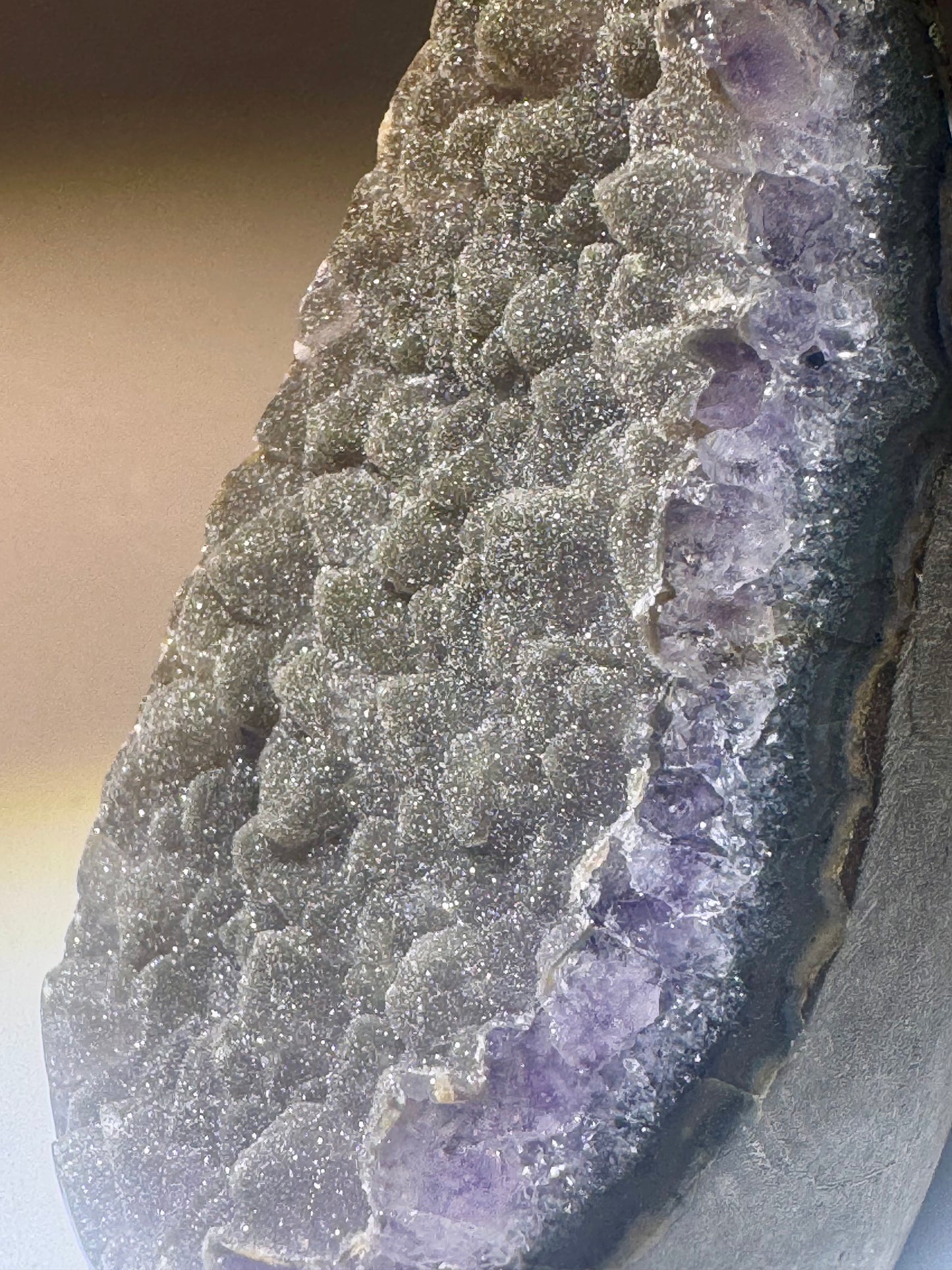 Seltene grün-schwarze Rainbow Amethyst Cutbase Uruguay – 6,5 cm, 150 g 🌌💎