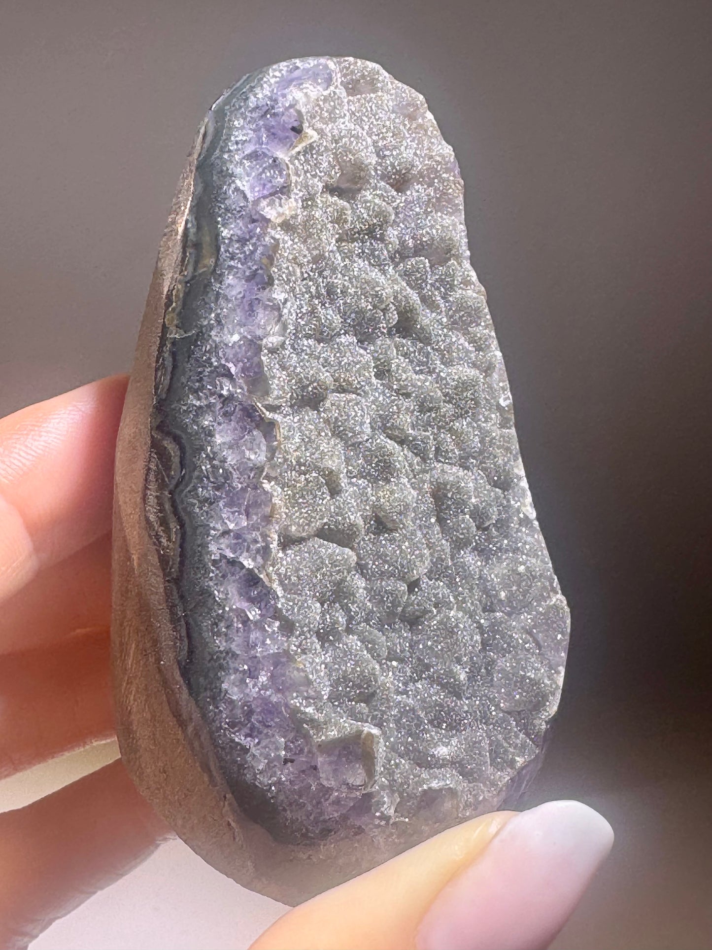Seltene grün-schwarze Rainbow Amethyst Cutbase Uruguay – 6,5 cm, 150 g 🌌💎